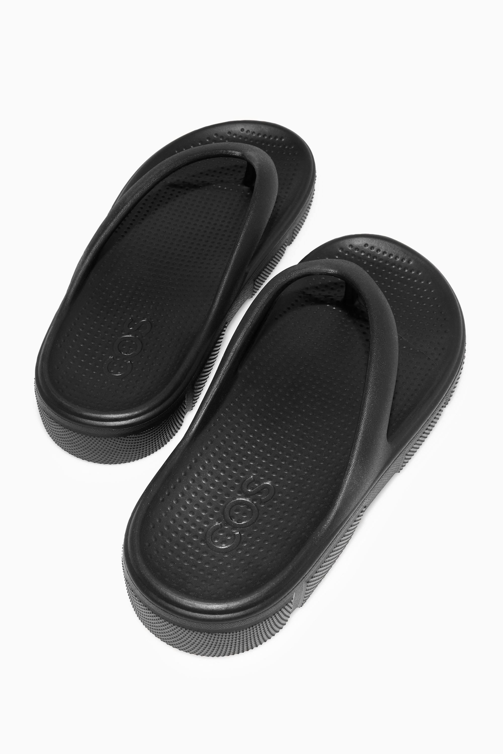 CHUNKY LOW-PLATFORM FLIP FLOPS - BLACK | COS