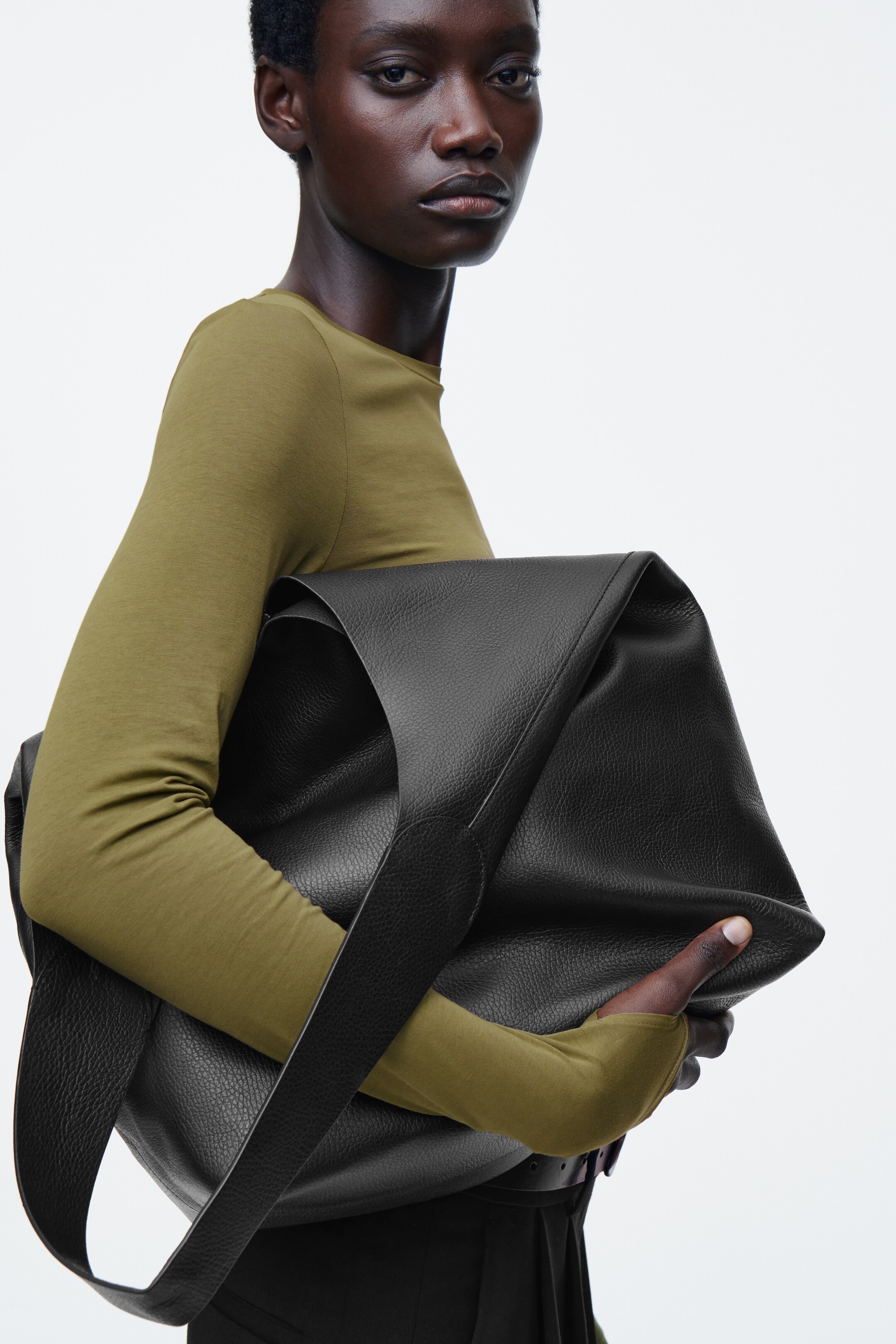 Ver imagen más grande: CAMISETA DE MANGA LARGA LIGERA SLIM FIT - VERDE ACEITUNA - MUJER | H&M ES 4