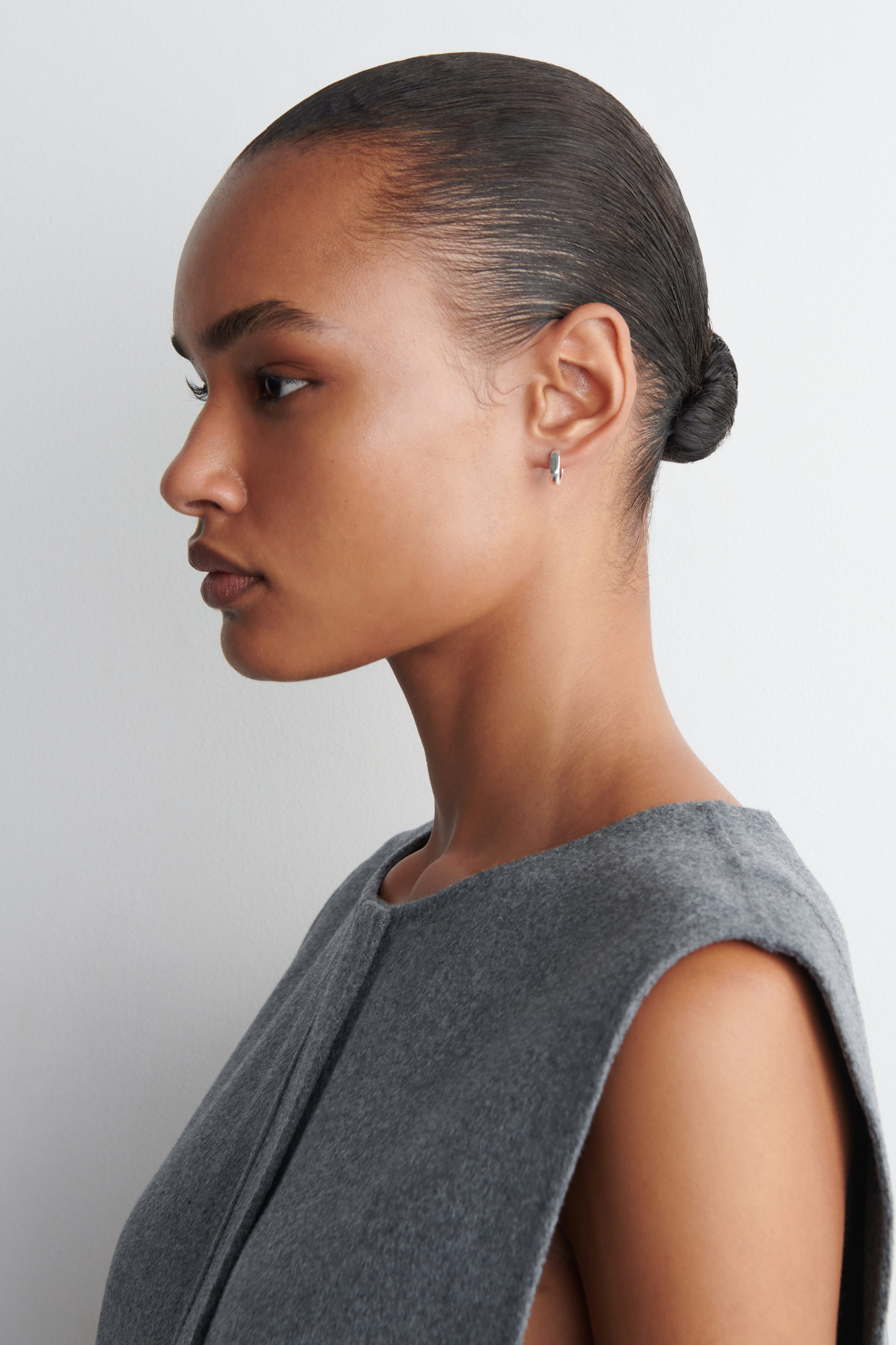 SCULPTED MINI HOOP EARRINGS - SILVER | COS