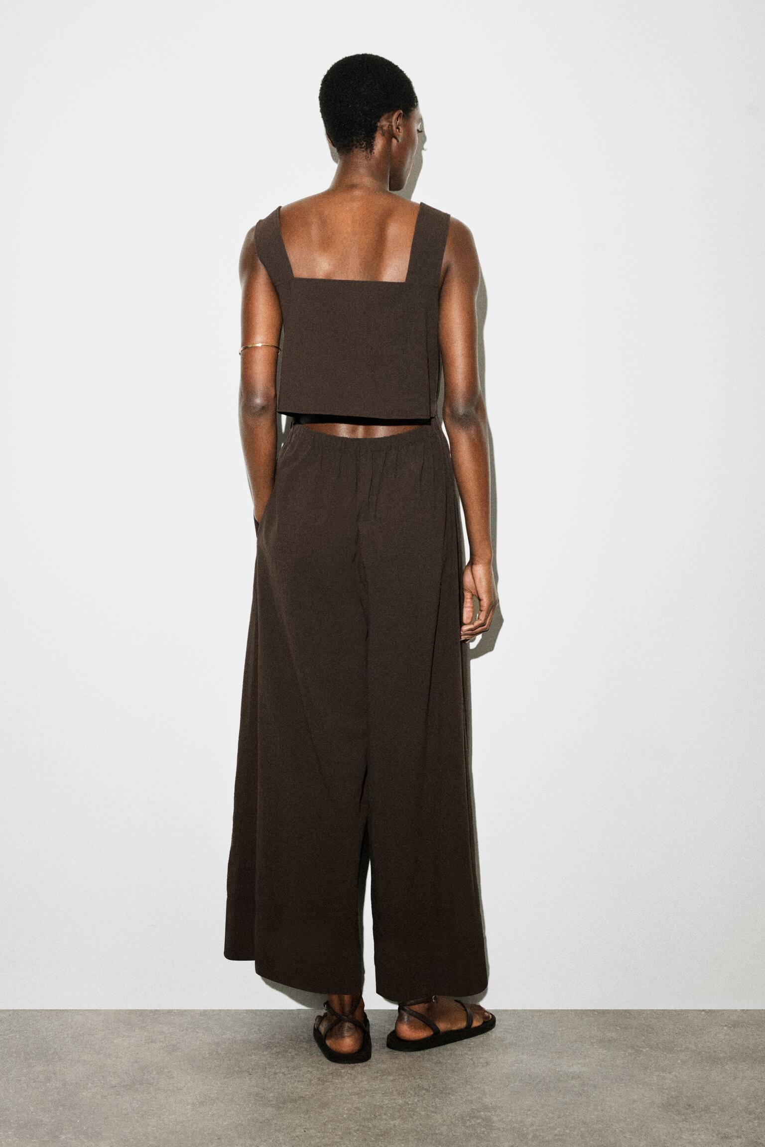 OVERAL S OTVORENÝM CHRBTOM A ŠIROKÝMI NOHAVICAMI Z SEERSUCKER MATERIÁLU - HNEDÁ/MODRÁ - 6