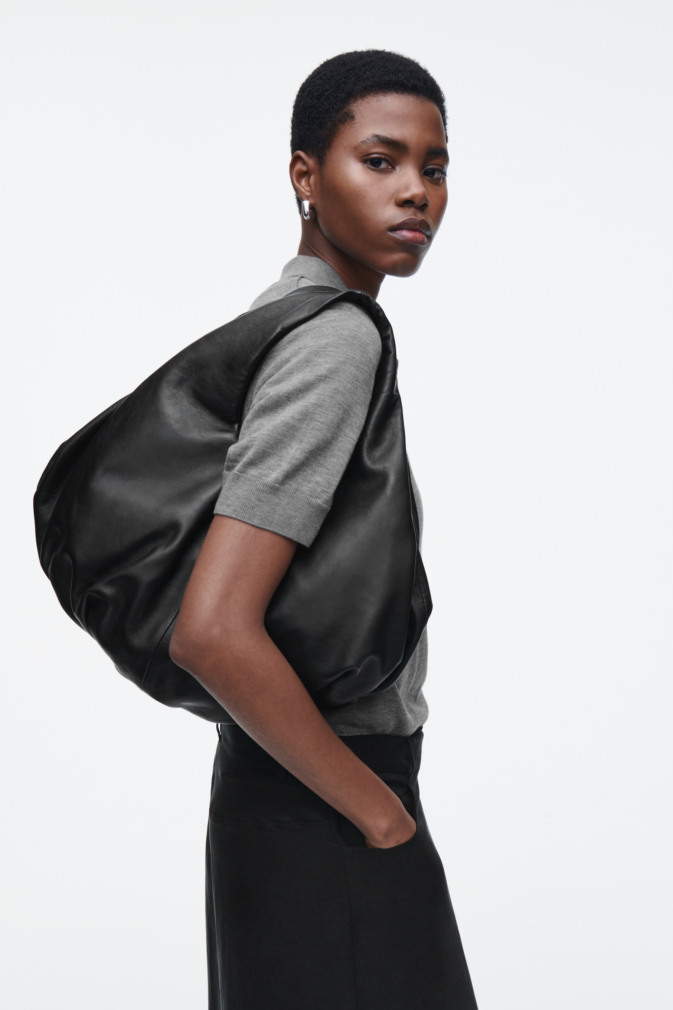 Zobrazit větší obrázek: KABELKA CLOUD - KŮŽE - ČERNÁ - ŽENY | H&M CZ 1