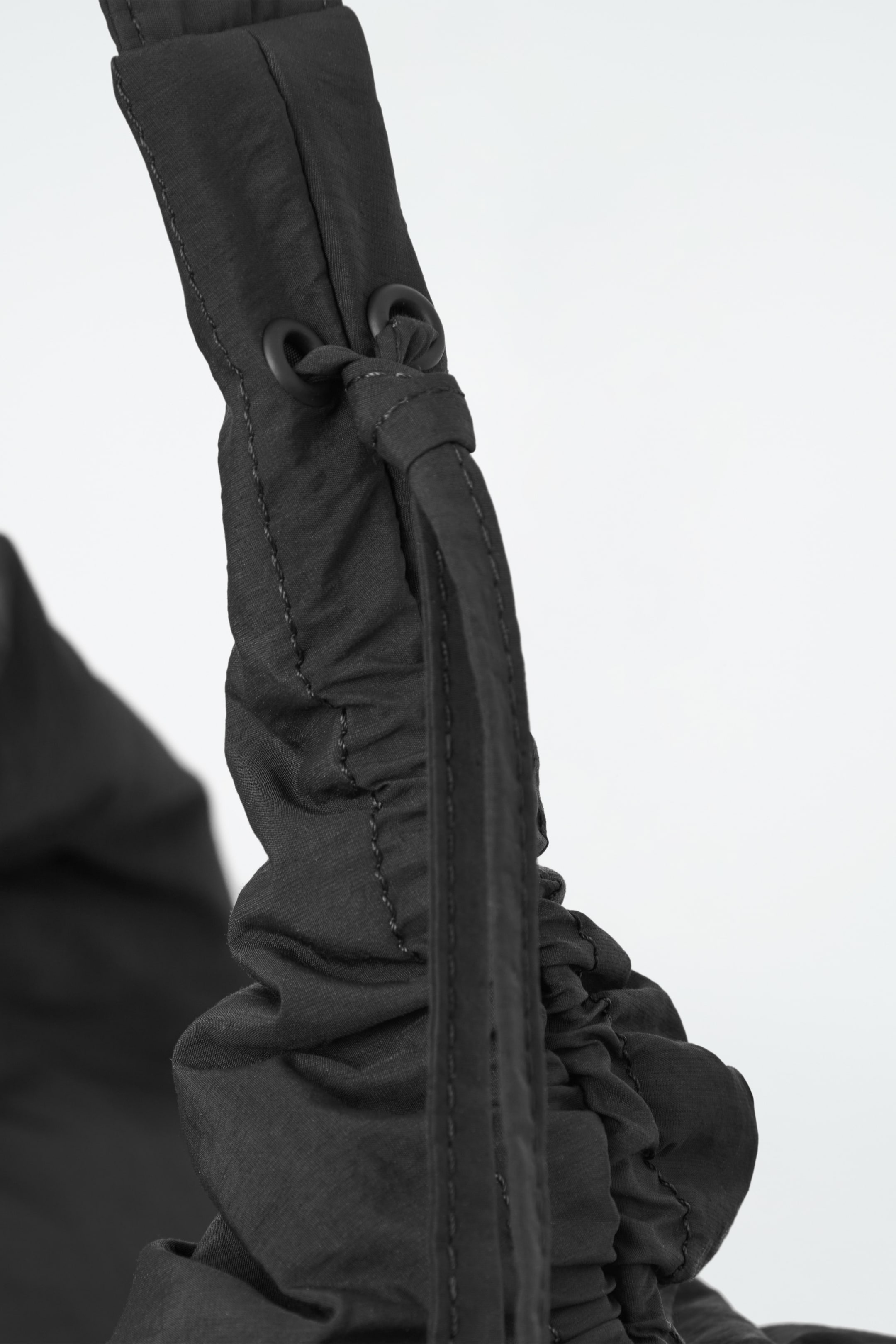 Grösseres Bild ansehen: CANOPY OVERSIZED-UMHÄNGETASCHE - NYLON - SCHWARZ - DAMEN | H&M CH 2