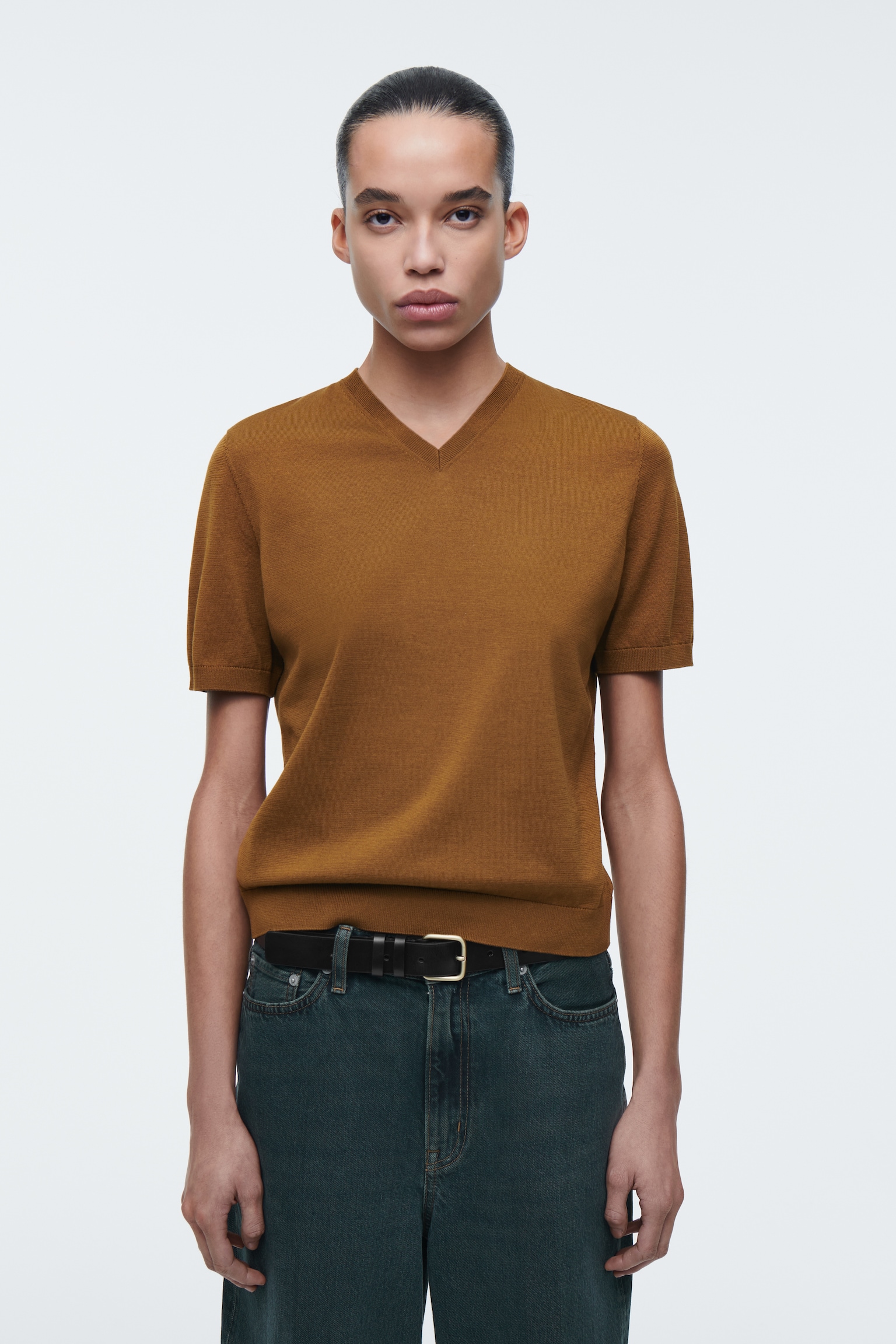 CAMISETA CON CUELLO DE PICO EN PUNTO DE ALGODÓN - OCRE/AZUL MARINO - 1