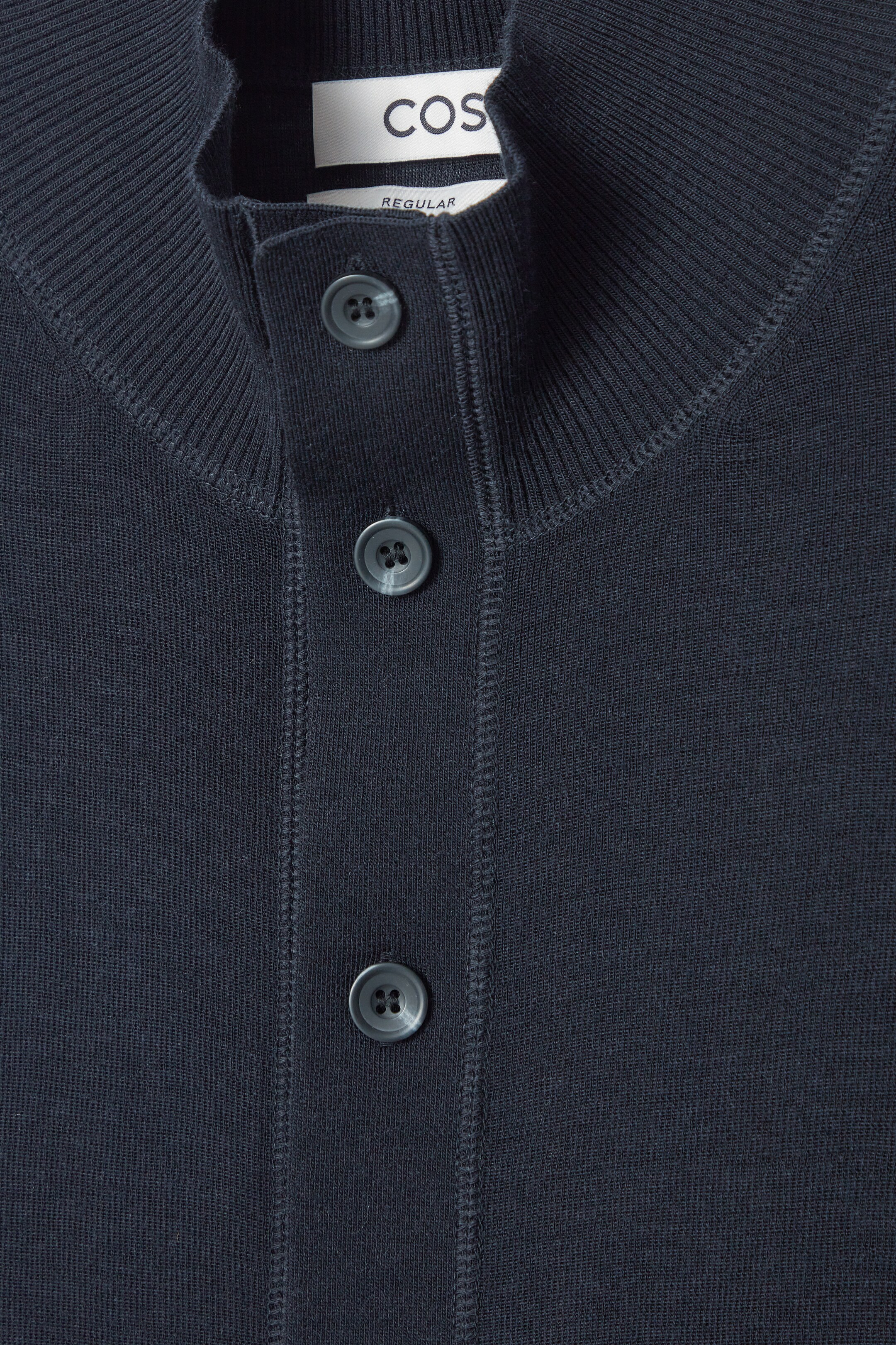 Größeres Bild ansehen: STRICKJACKE AUS MERINOWOLLE MIT STEHKRAGEN - NAVYBLAU - Men | H&M DE 2