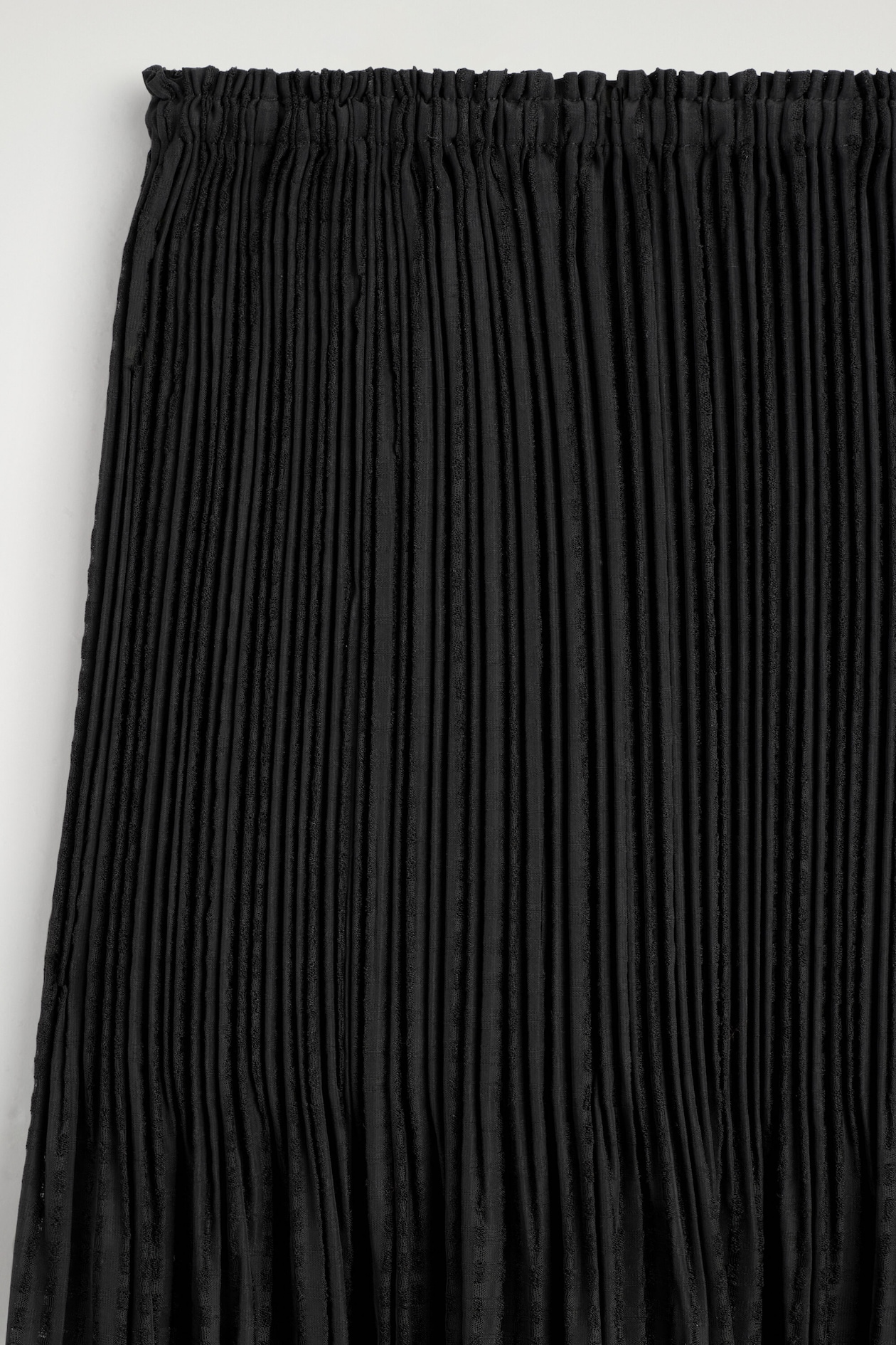 PLEATED JACQUARD MIDI SKIRT — BLACK