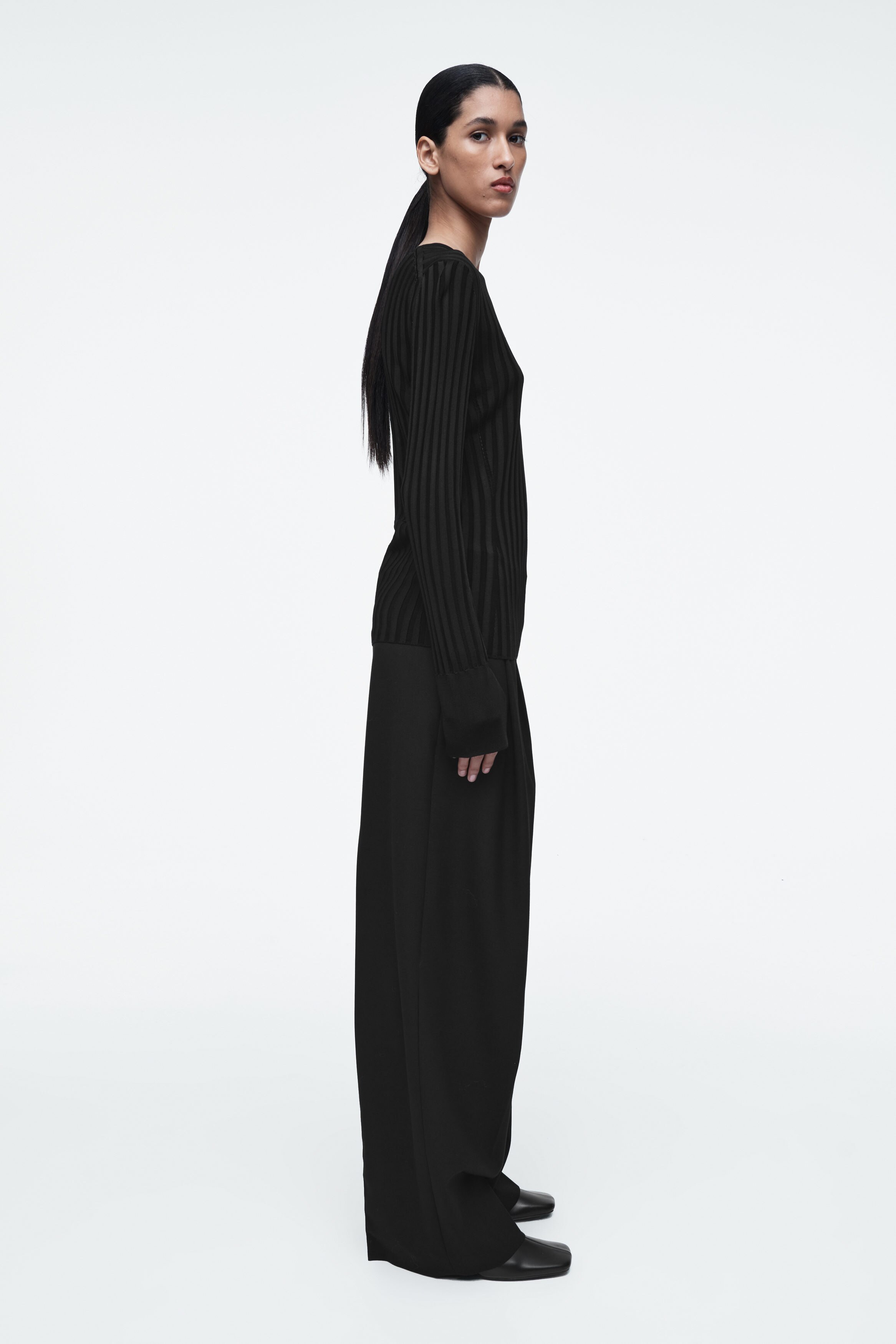 lapeaudegem bell sleeve c/n rib knitブラック Contoured Ribs Top Long Sleeve | Wolford United States