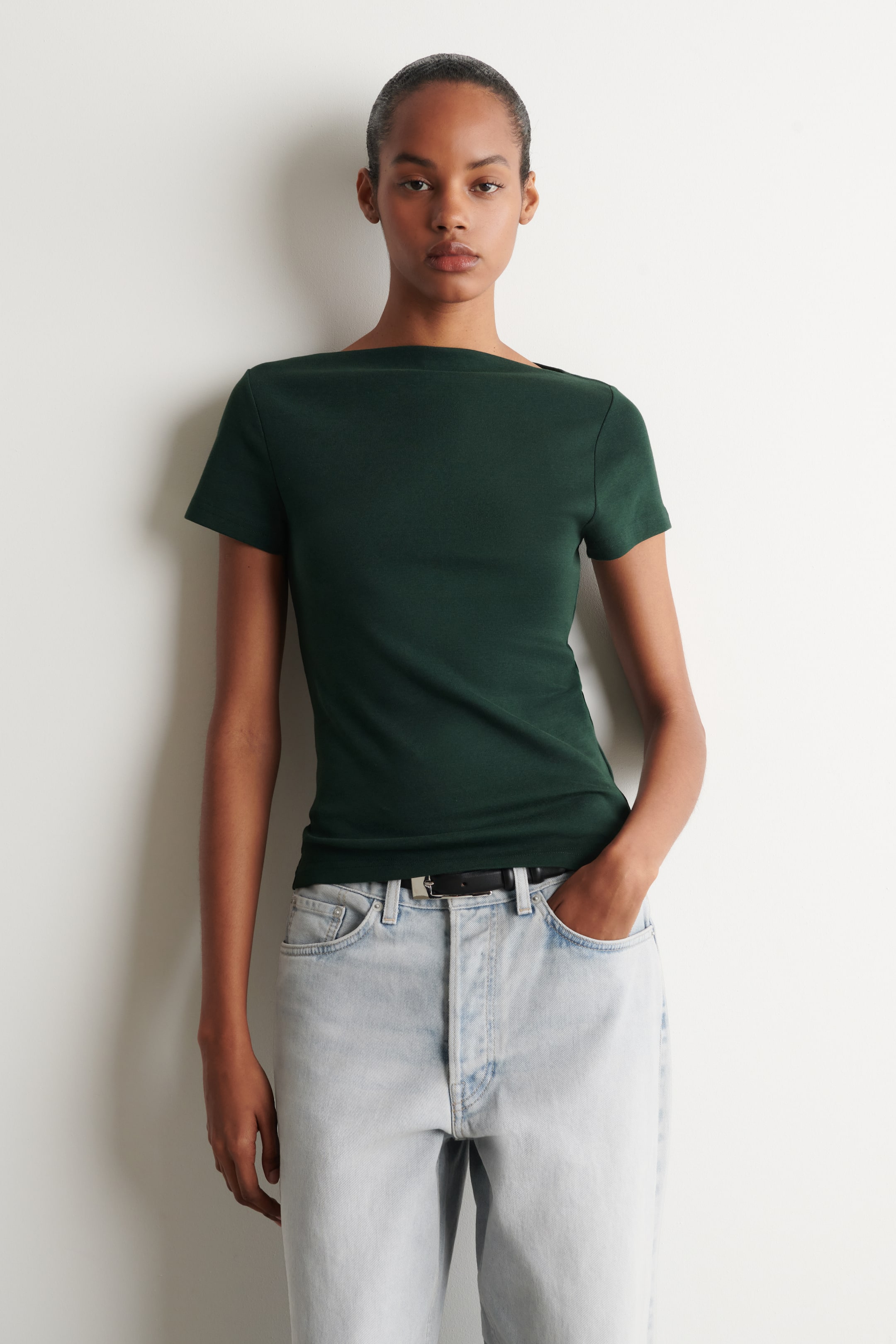 Visualizza l'immagine ingrandita: SCHMALES BAUMWOLL-T-SHIRT MIT U-BOOT-AUSSCHNITT - DUNKELGRÜN - DONNA | H&M CH 1