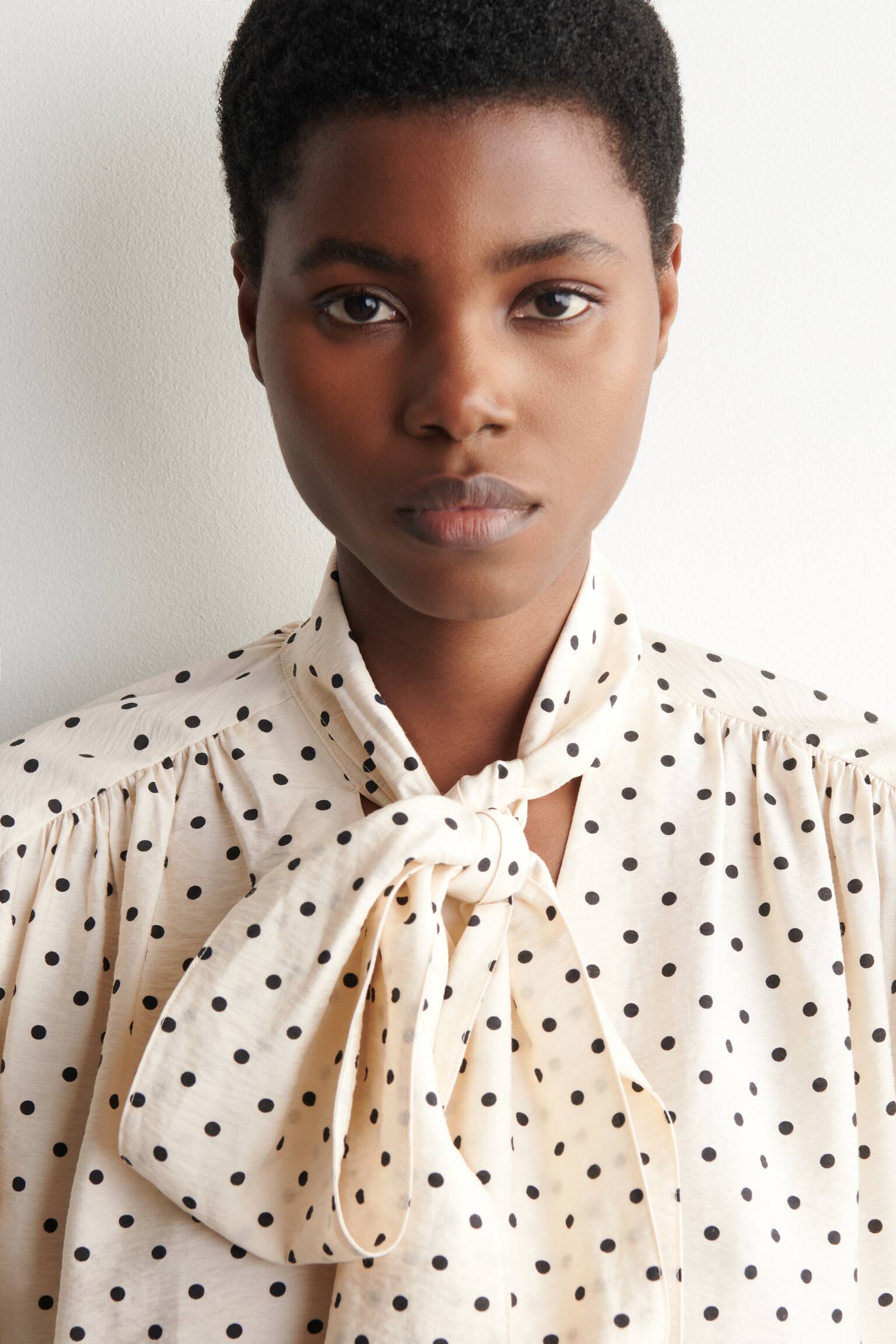 BLUZKA W GROCHY Z WIĄZANIEM POD SZYJĄ - KOŚĆ SŁONIOWA/ CZARNY/ GROSZKI - 5