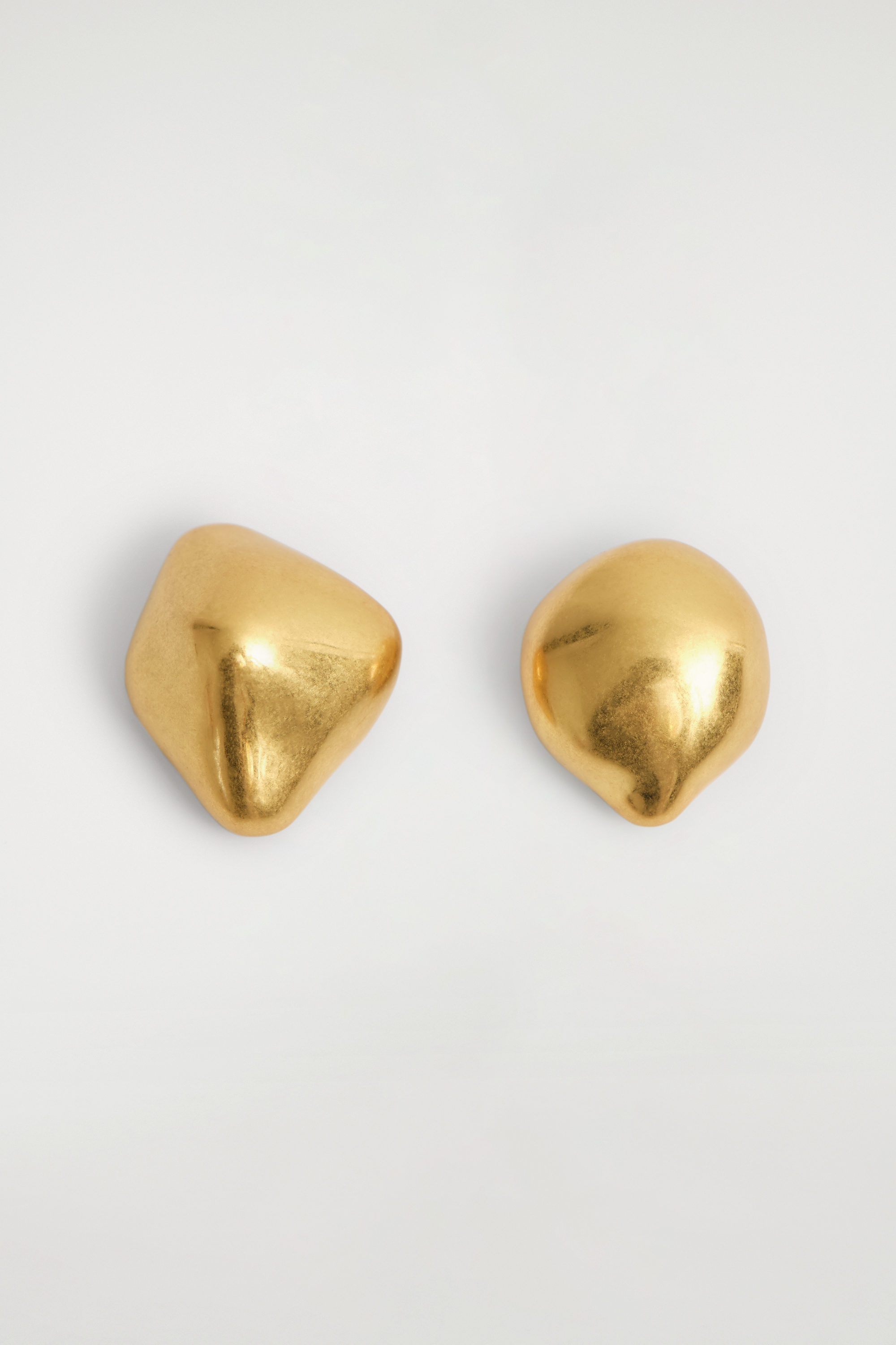 MISMATCHED MOLTEN STUD EARRINGS - GOLD | COS