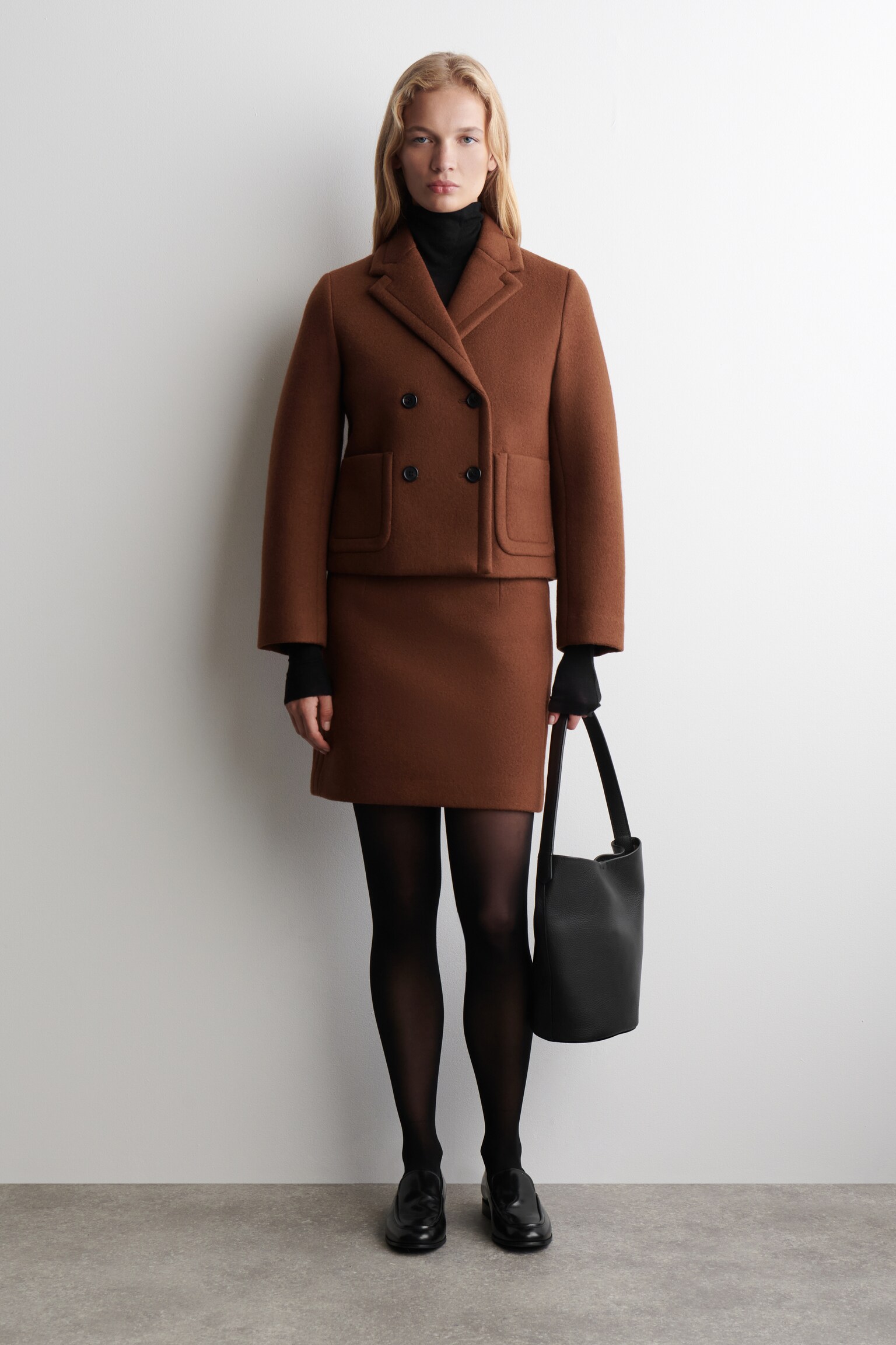 CROPPED DOUBLE-BREASTED WOOL BLAZER - BROWN