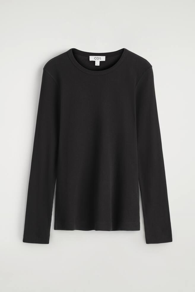 En svart ribbad långärmad topp presenteras framifrån, med en klassisk rund hals och en normal passform. - 1