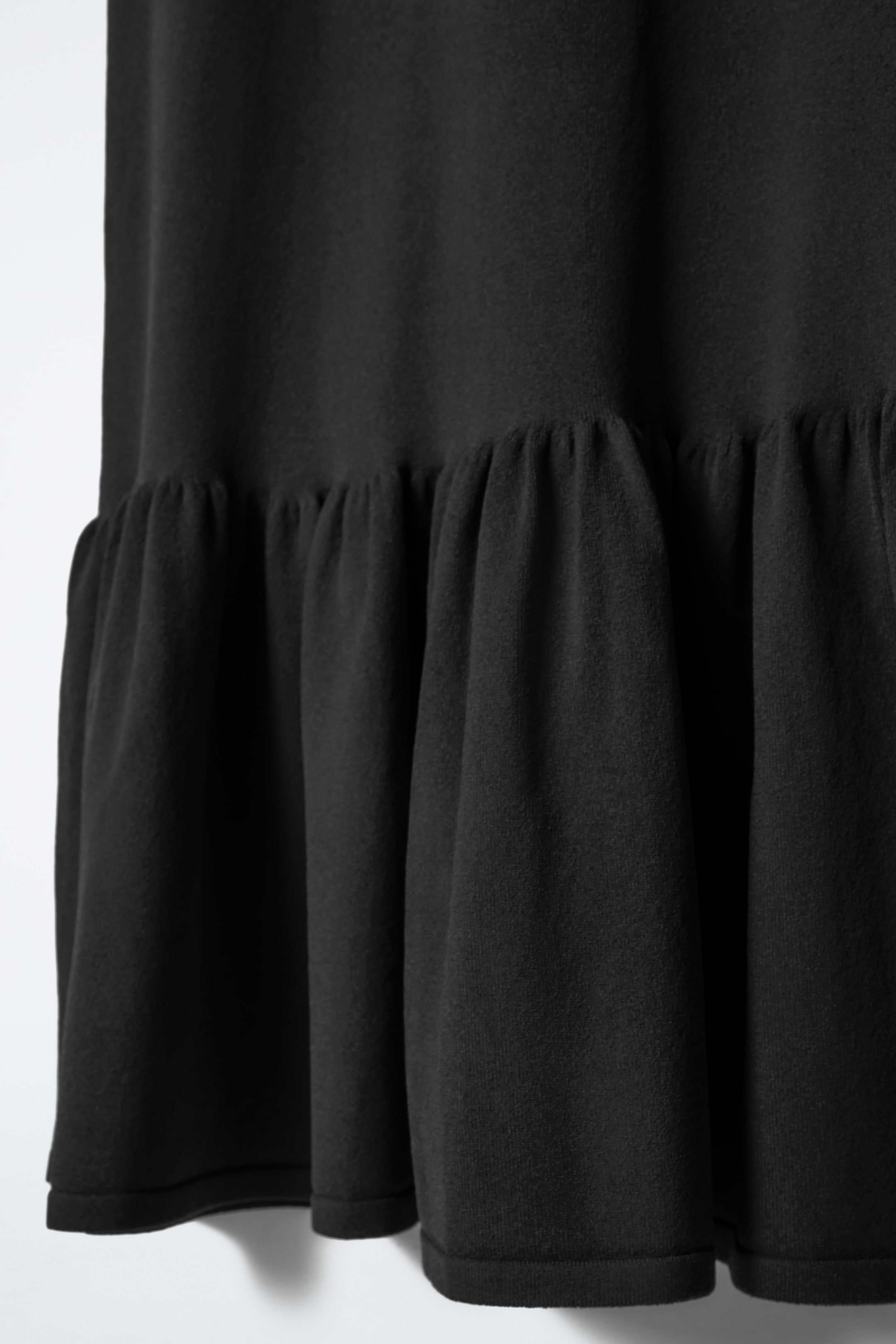 Grösseres Bild ansehen: STRICKKLEID IN MIDILÄNGE MT RAFFUNGEN - SCHWARZ - DAMEN | H&M CH 2
