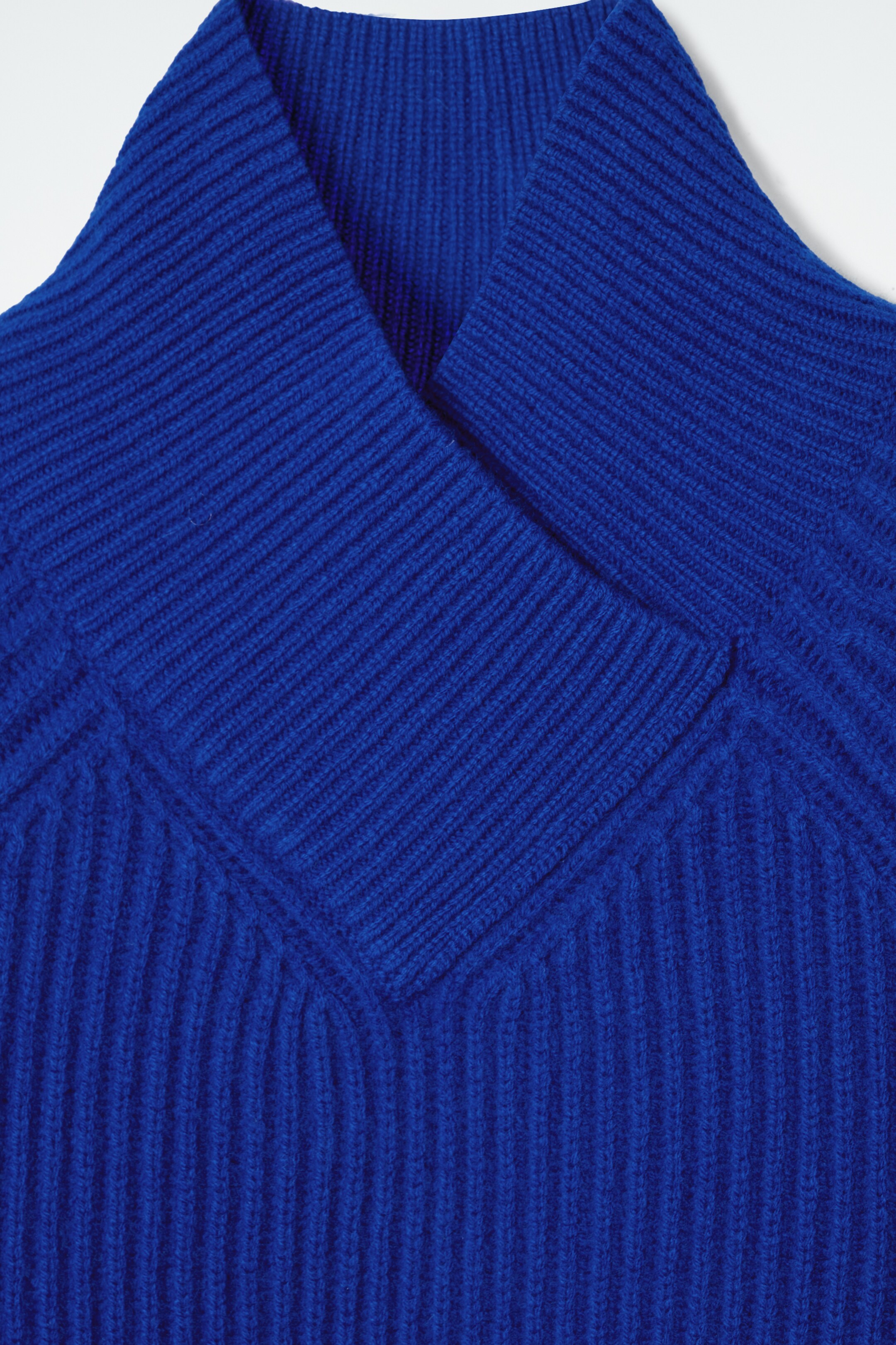 Agrandir l'image: PULL À COL CROISÉ EN LAINE MÉRINOS - BLEU COBALT - FEMME | H&M CH 7