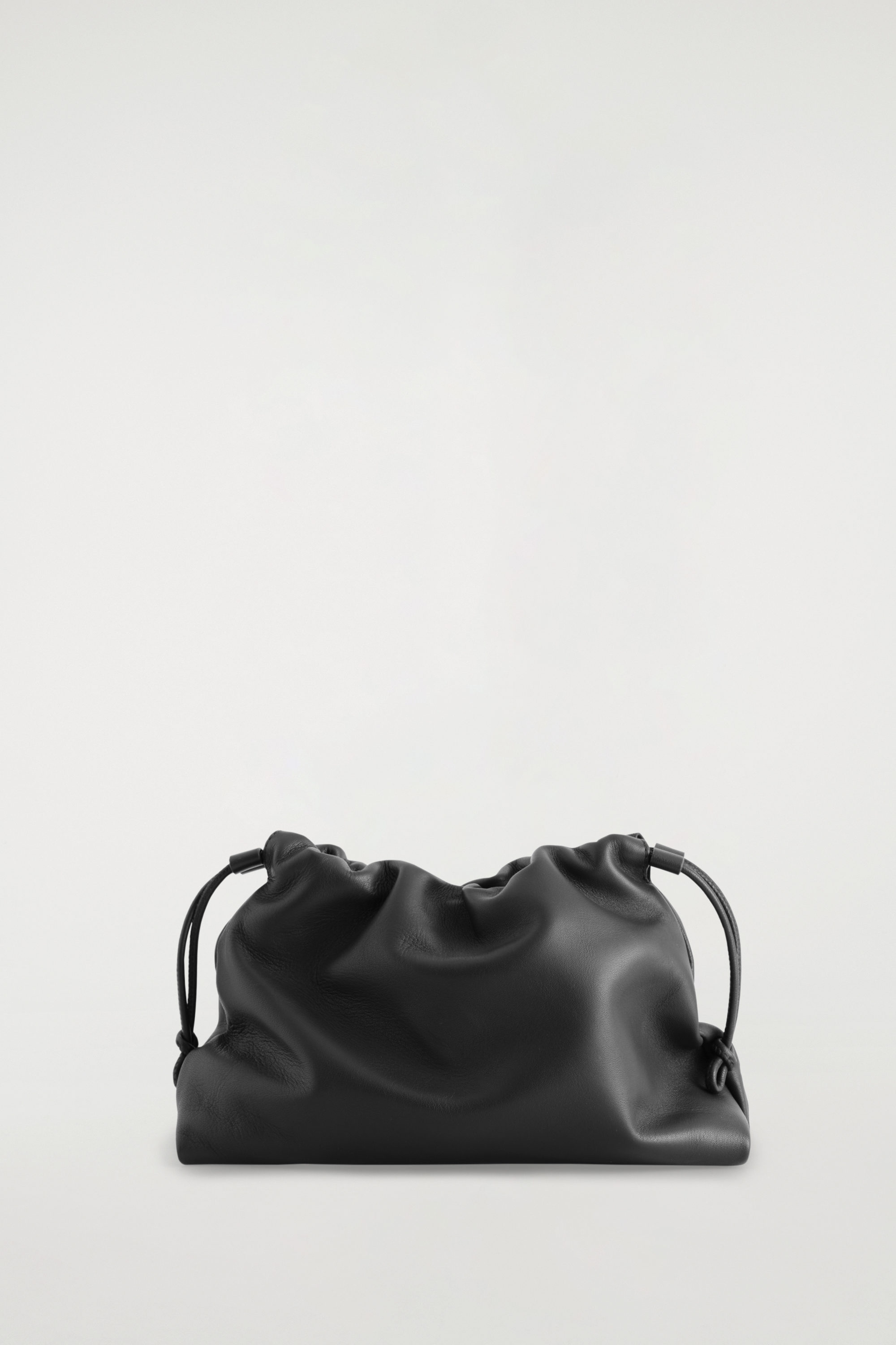 【関送込】COS ミニ カヴァテッリ クラッチバッグ - レザー MINI CAVATELLI CLUTCH BAG - LEATHER - BLACK | COS