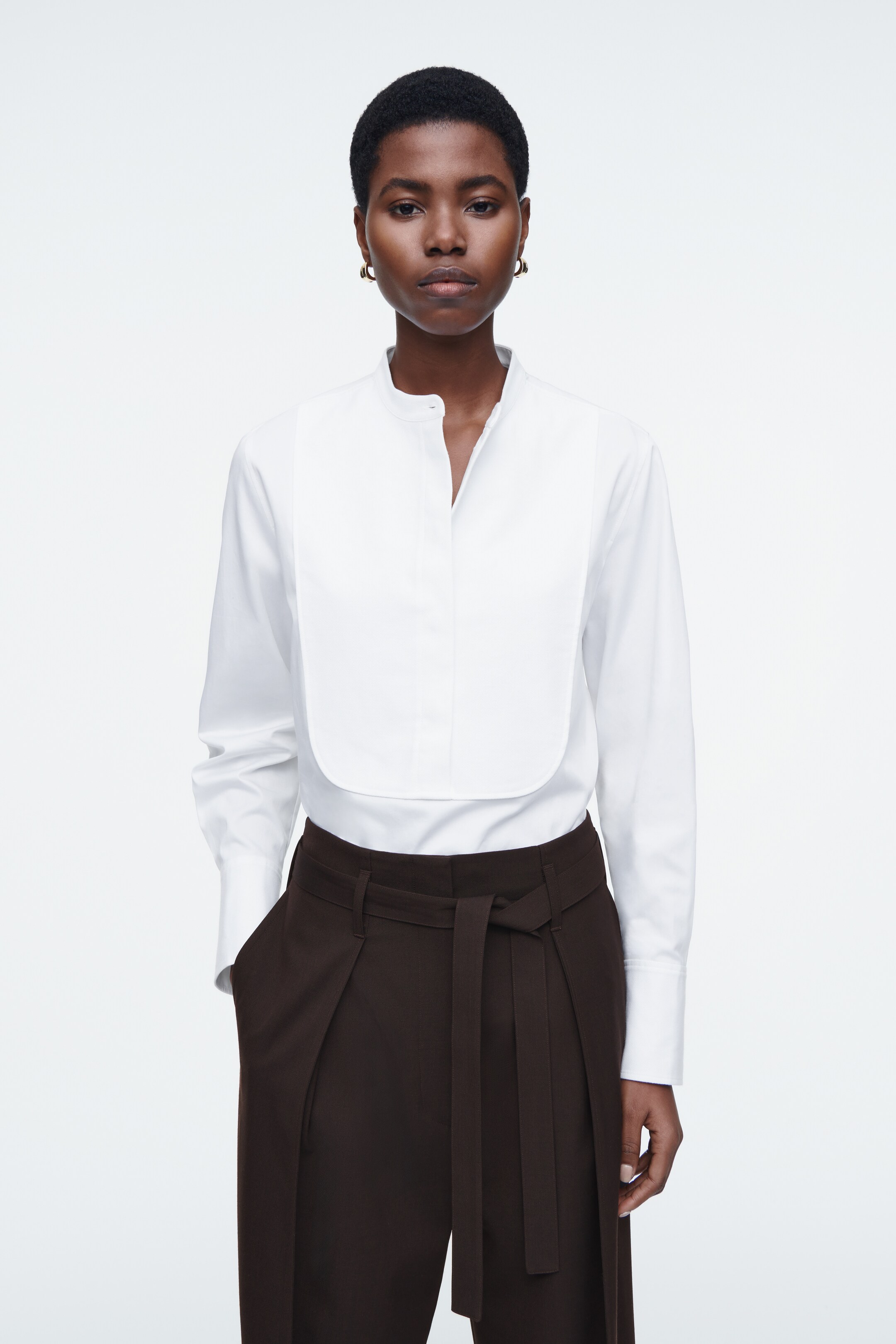 Grotere afbeelding bekijken: RELAXED COTTON TUXEDO SHIRT - WHITE - DAMES | H&M NL 1