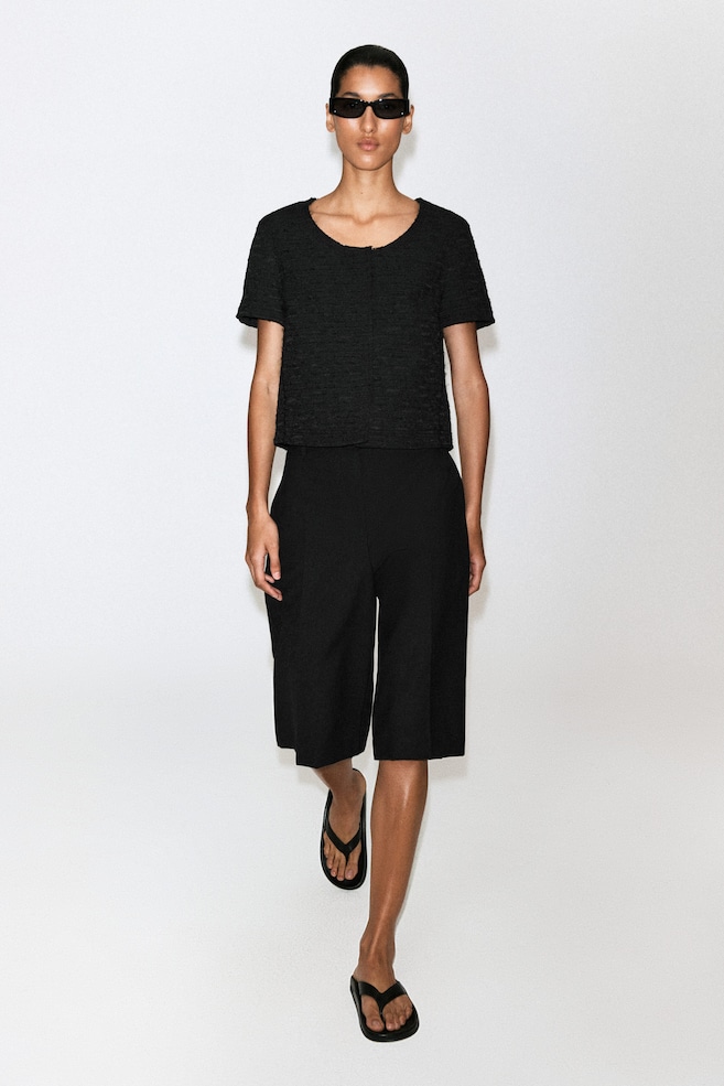 TAILORED BERMUDA SHORTS — BLACK