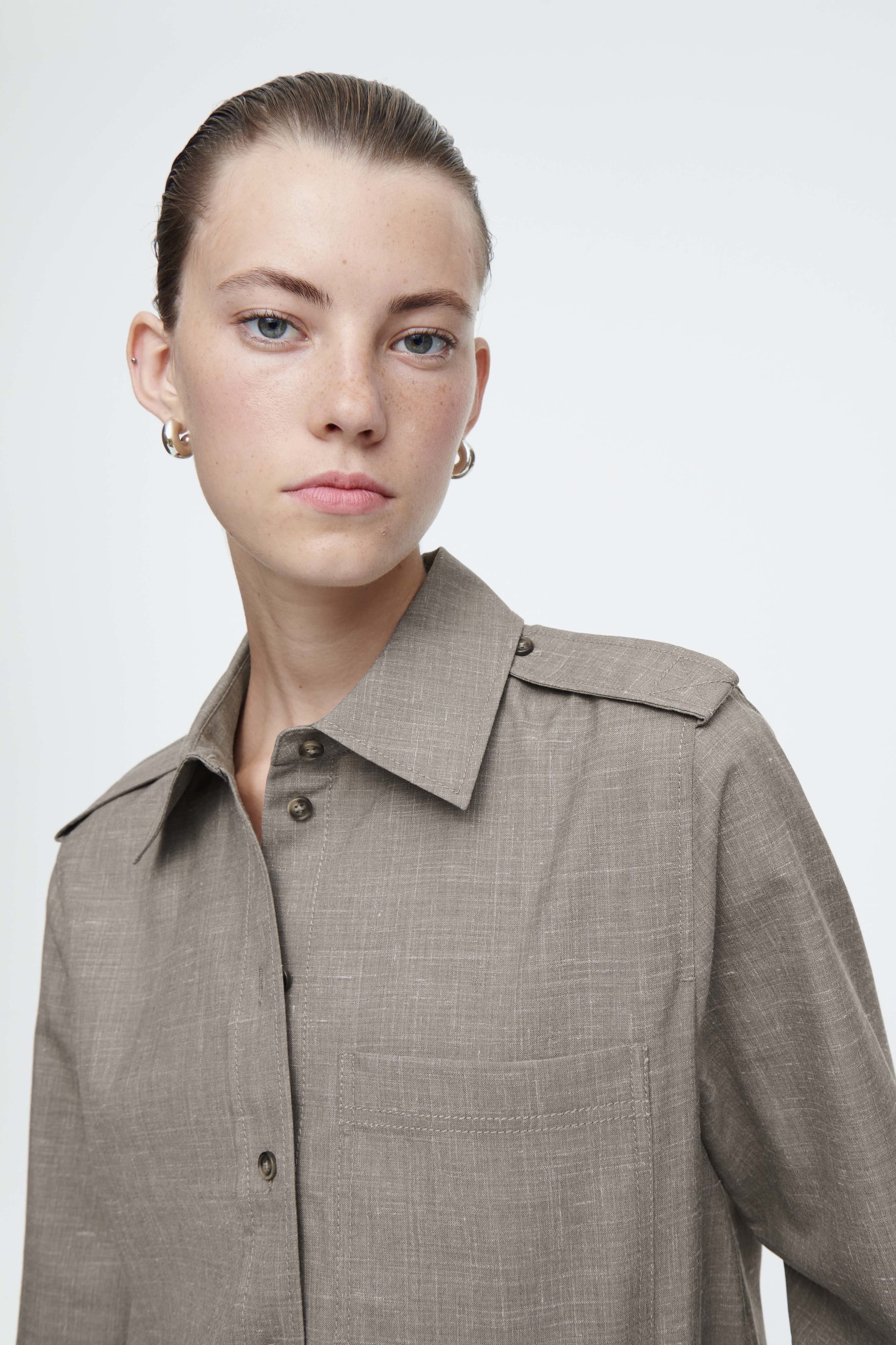 REGULAR EPAULETTE-DETAIL WOOL SHIRT