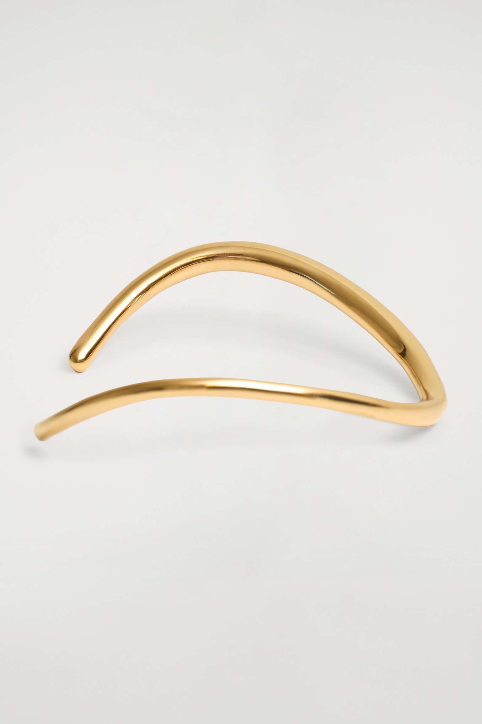 BRAZALETE CON DISEÑO CURVADO - DORADO - 3