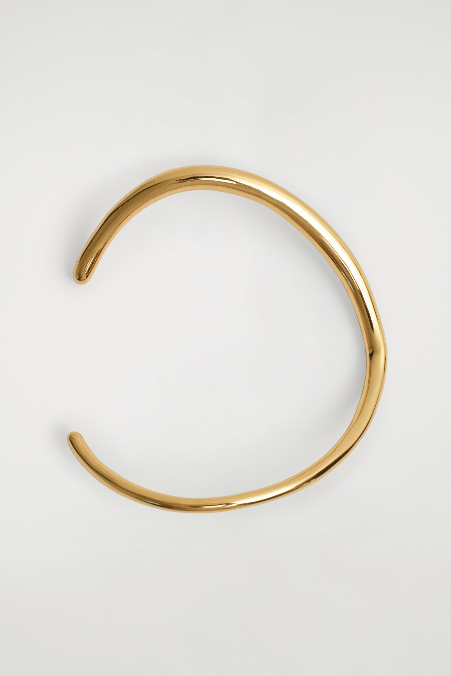 BRAZALETE CON DISEÑO CURVADO - DORADO - 2
