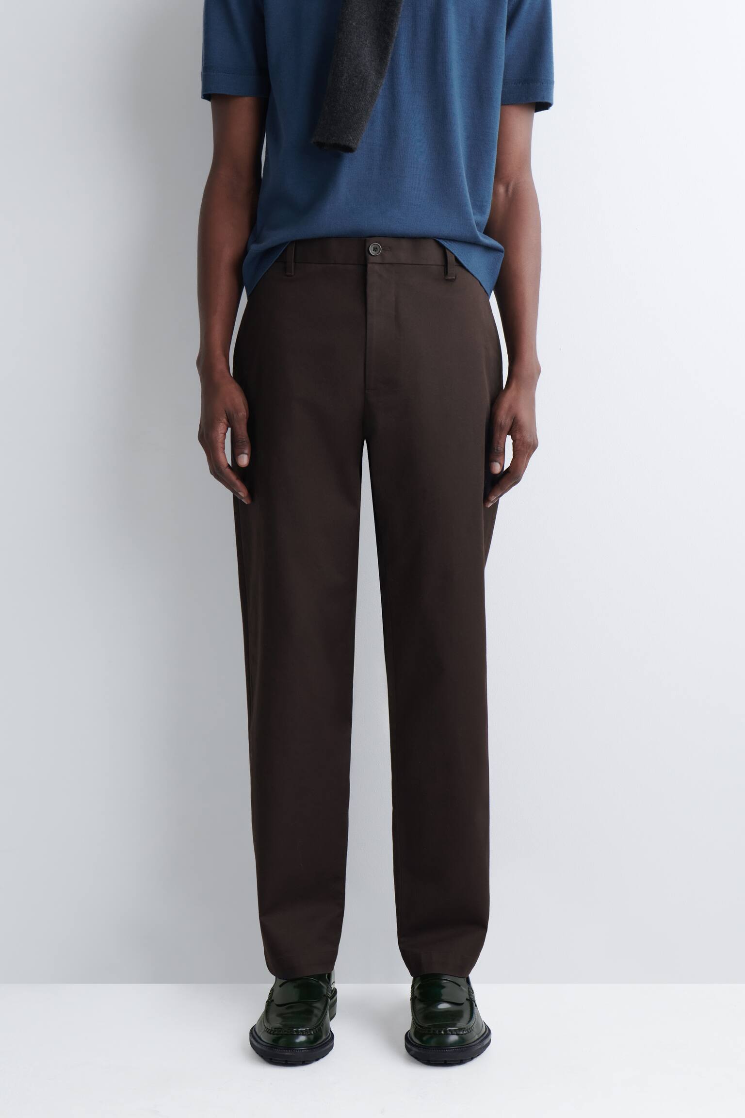 COTTON SLIM-FIT STRAIGHT-LEG CHINOS - חום/בז' - 6