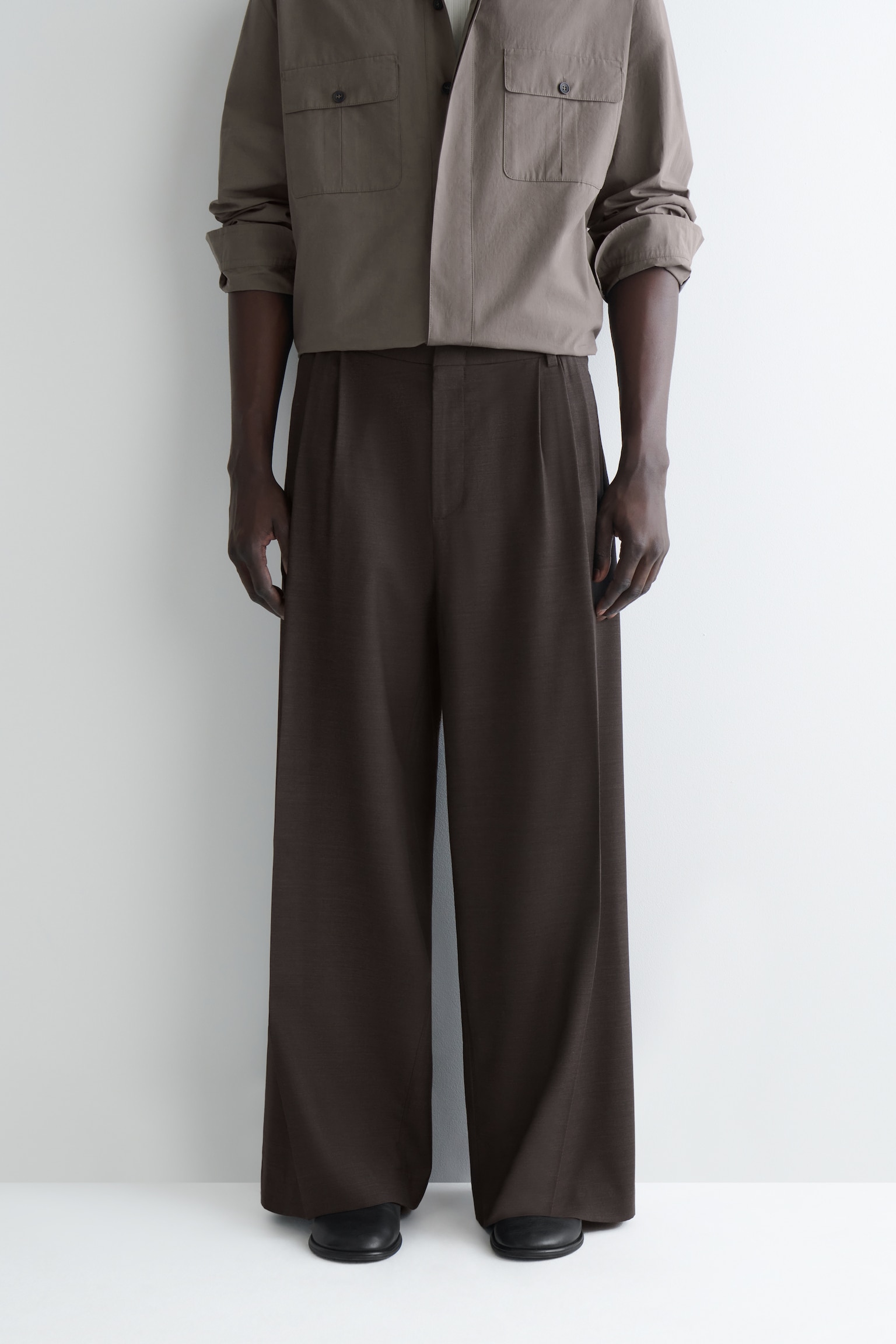PANTALONES ANCHOS DE LANA CON PINZAS - MARRÓN OSCURO/NEGRO - 3