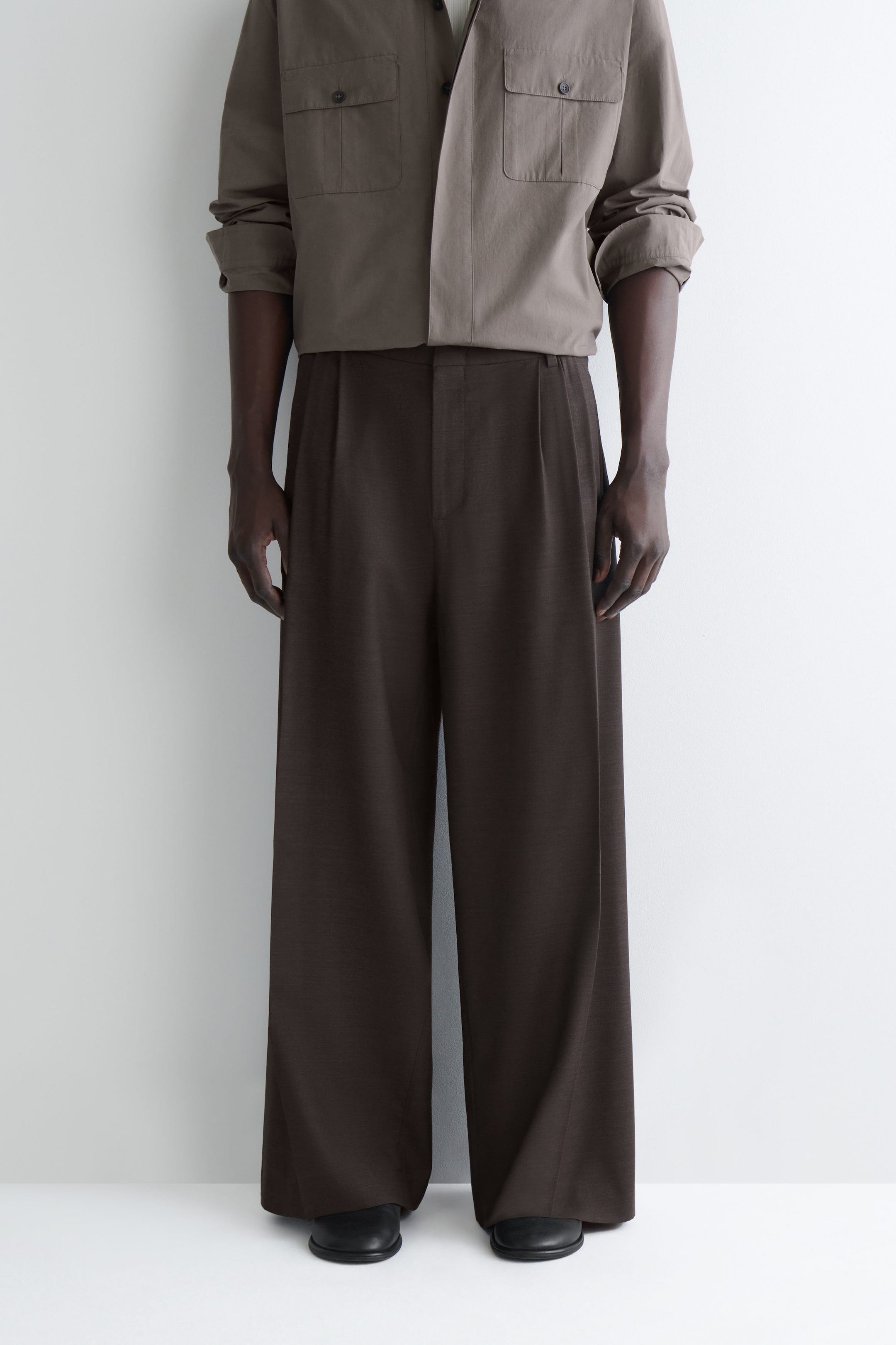 PLEATED WOOL WIDE-LEG TROUSERS