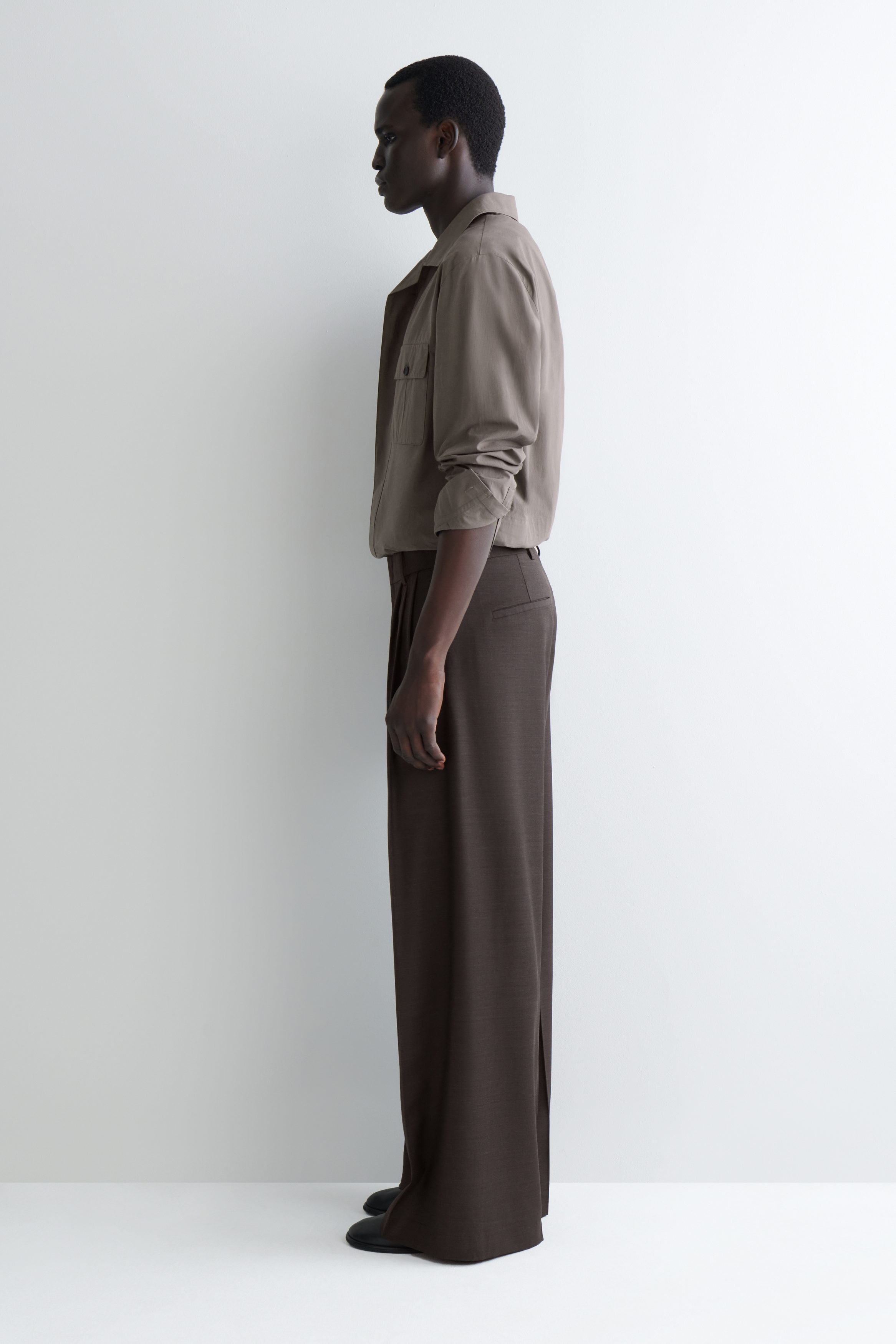 PLEATED WOOL WIDE-LEG TROUSERS - DARK BROWN | COS