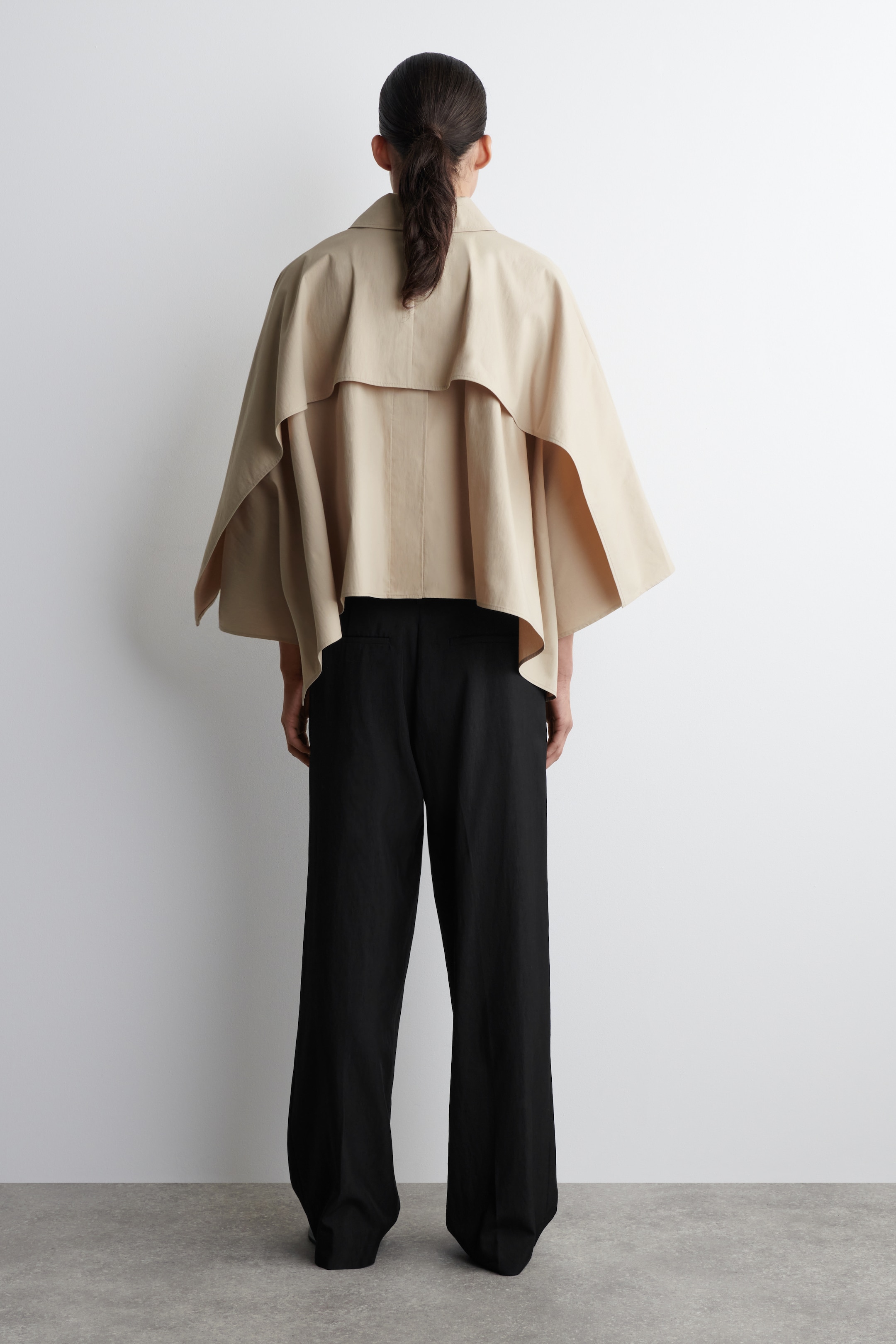Größeres Bild anzeigen: KURZES CAPE IM TRENCHCOAT-STIL - HELLES BEIGE - Ladies | H&M AT 5