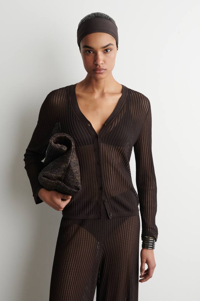 Ribgebreide, opengewerkte cardigan - BRUIN - 1