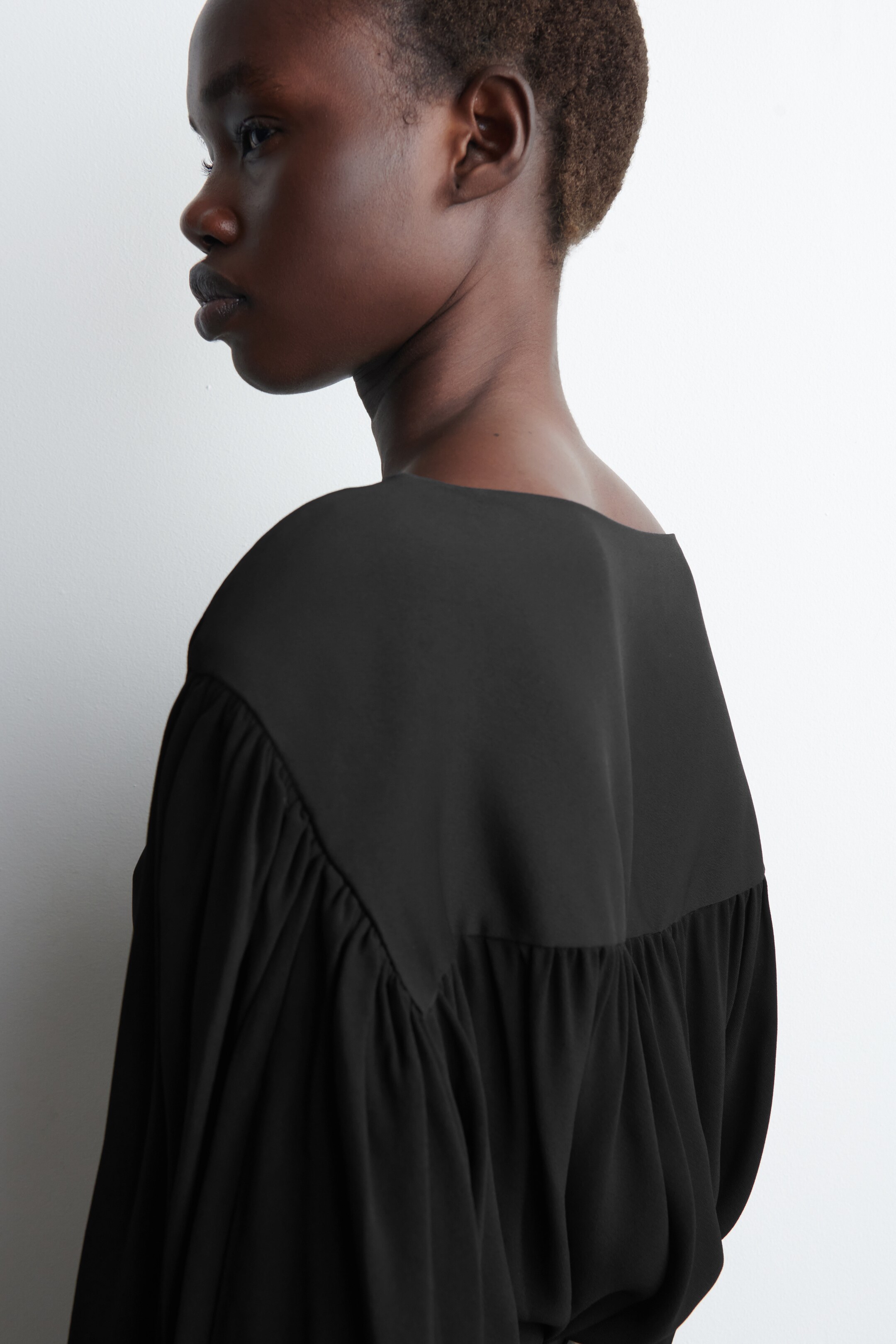 Grotere afbeelding bekijken: VOLUMINOUS CONTRAST-PANEL BLOUSE - ZWART - DAMES | H&M BE 5