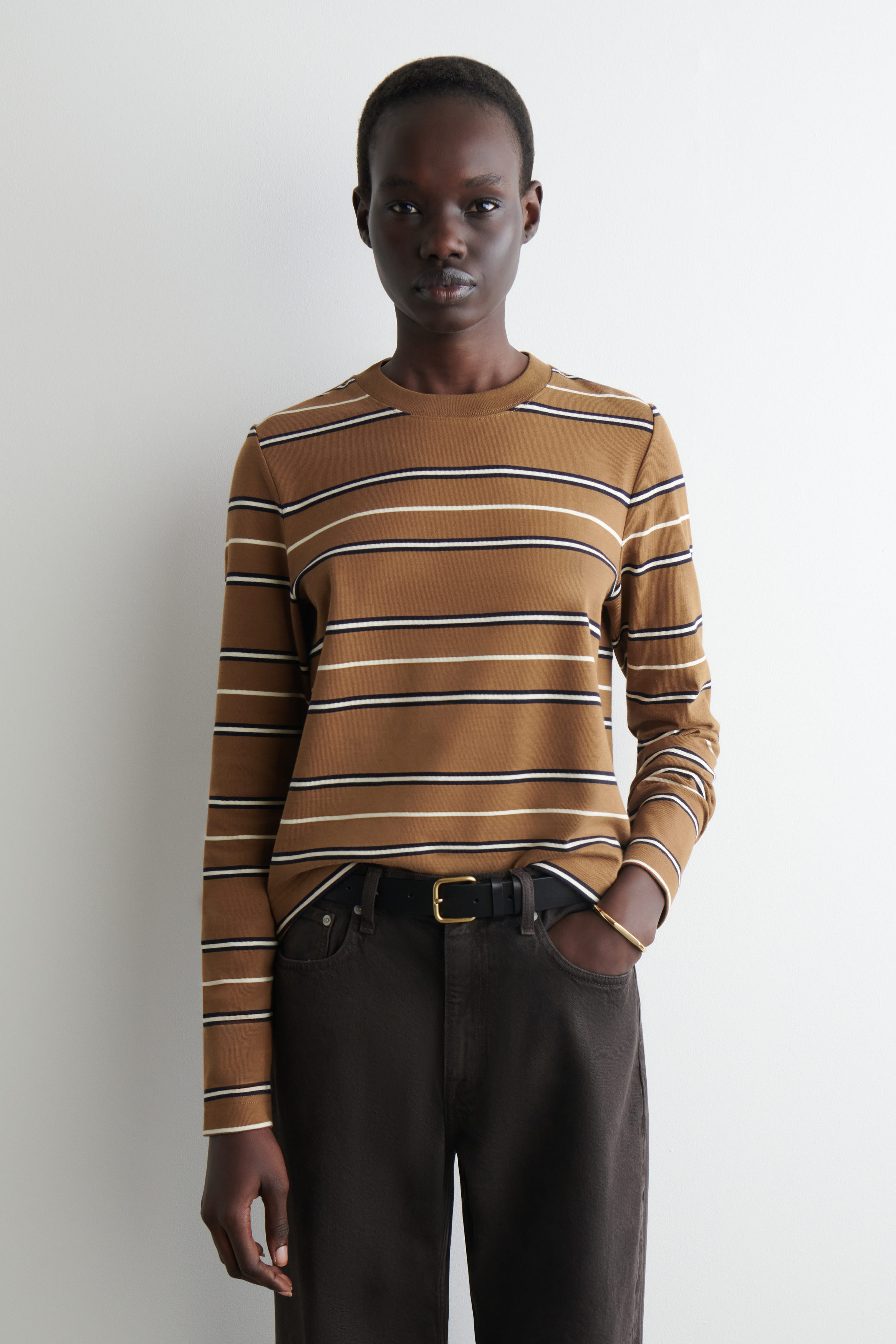 CLEAN CUT REGULAR LONG-SLEEVED T-SHIRT - BROWN / STRIPED | COS
