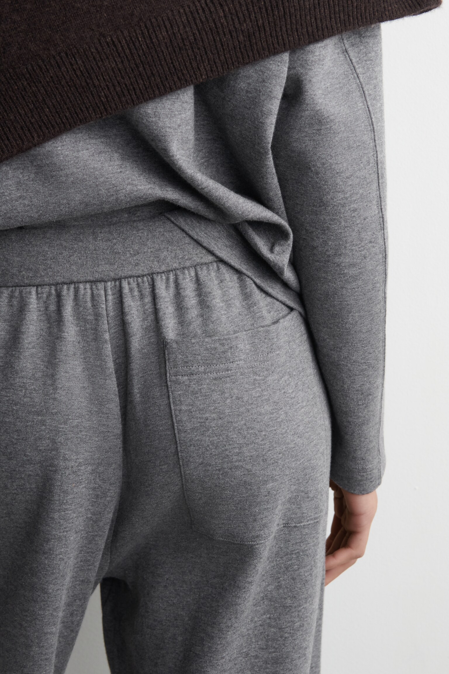 WIDE-LEG COTTON JOGGERS - GREY MÉLANGE/DARK BROWN - 4