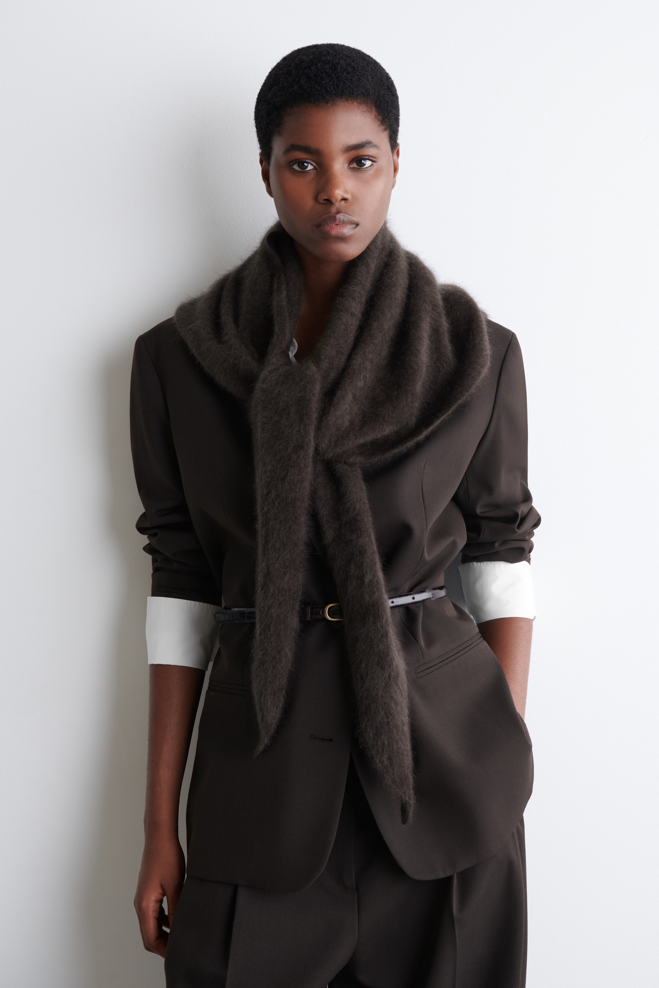 Grösseres Bild ansehen: DREIECKSTUCH AUS GEBÜRSTETEM KASCHMIR - DUNKELBRAUN - DAMEN | H&M CH 1