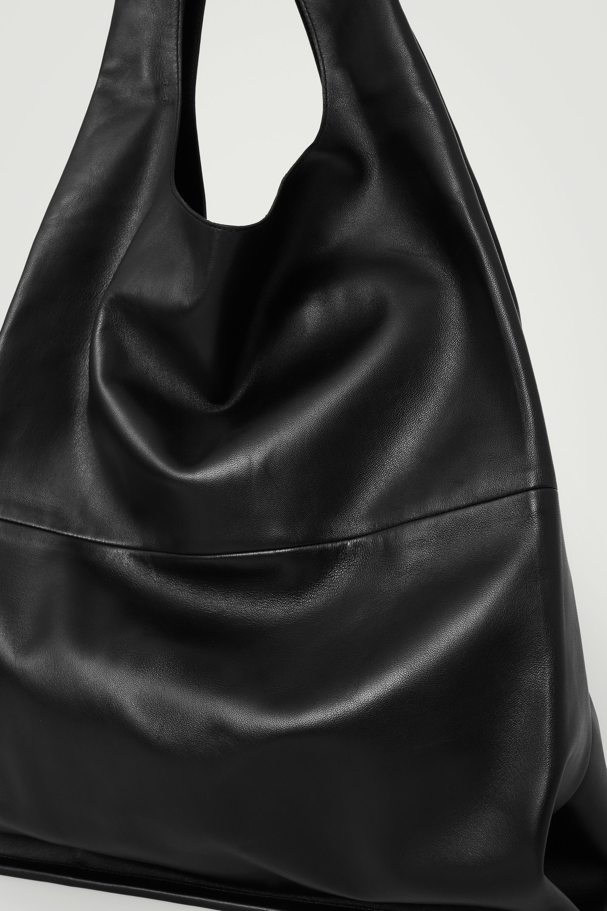 COS SLOUCHY TOTE - LEATHER ブラック SLOUCHY TOTE - LEATHER - BLACK | COS US
