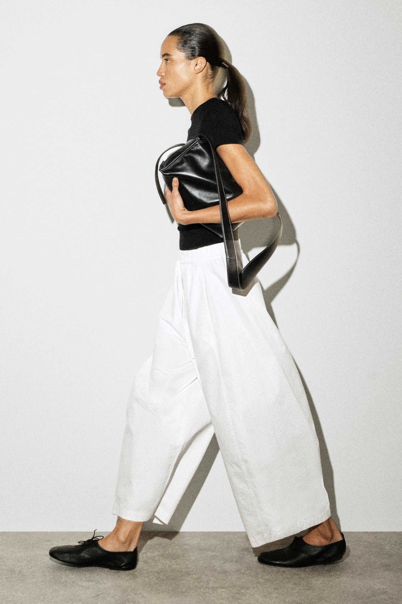 HOSE MIT BARREL-BEIN UND ELASTISCHEM BUND - WEISS/SCHWARZ/DUNKELBRAUN - 3