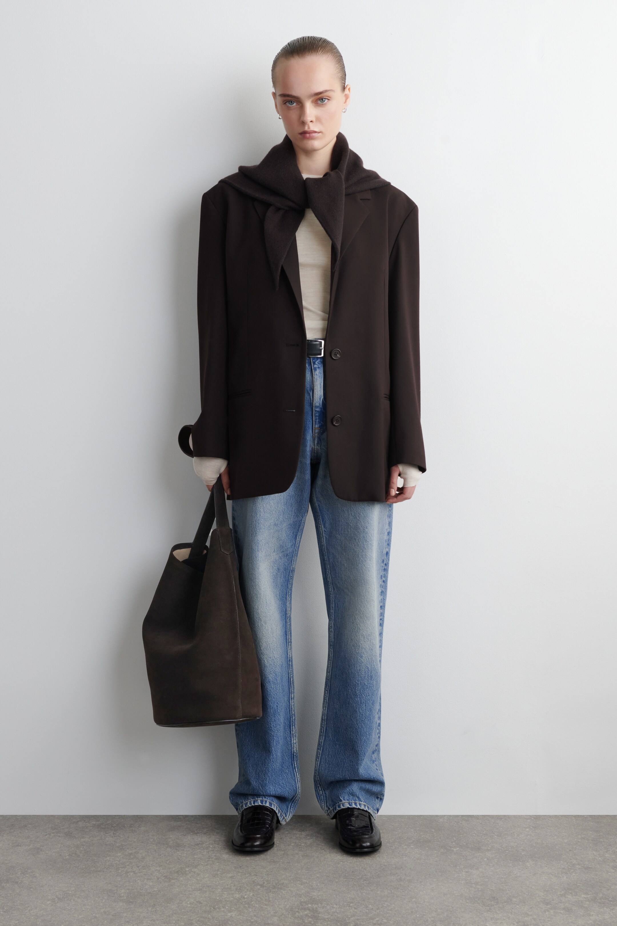 Agrandir l'image: ÉCHARPE TRIANGLE OVERSIZE EN LAINE - BRUN FONCÉ - FEMME | H&M FR 2