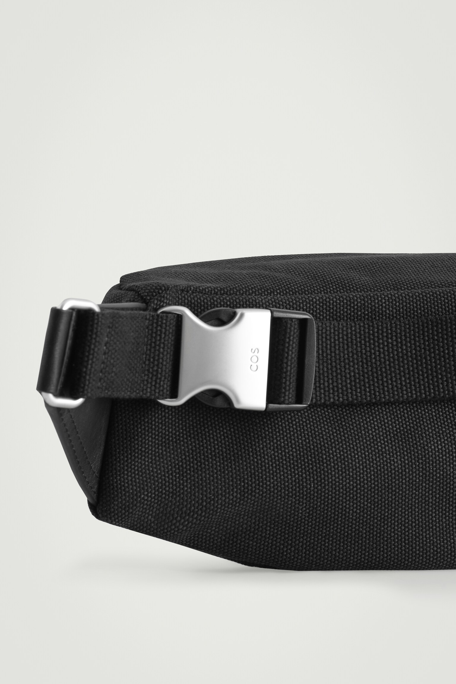 UTILITY CROSSBODY BAG - CANVAS - שחור - 4