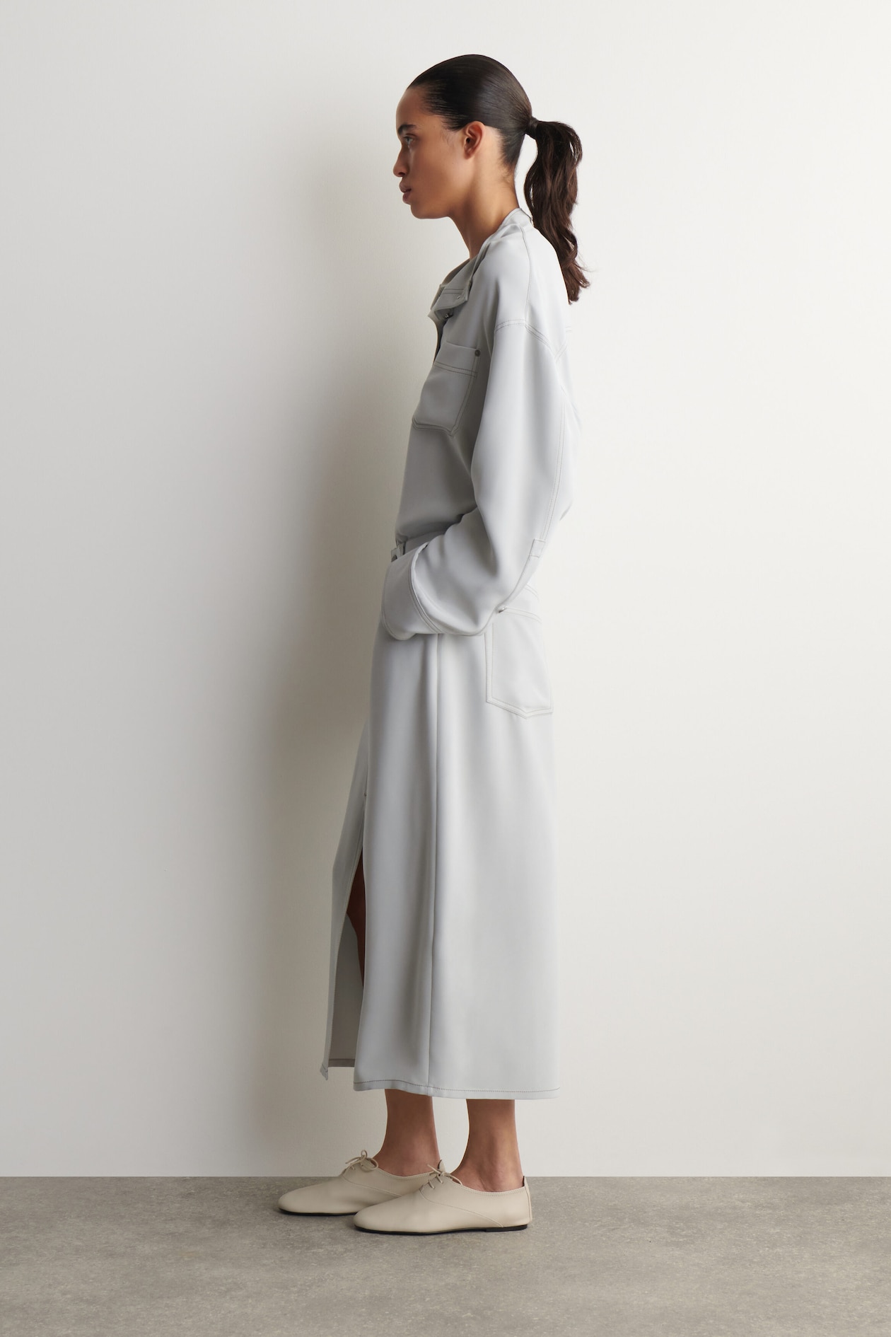 DENIM-EFFECT SILK MIDI SKIRT — LIGHT GRAY