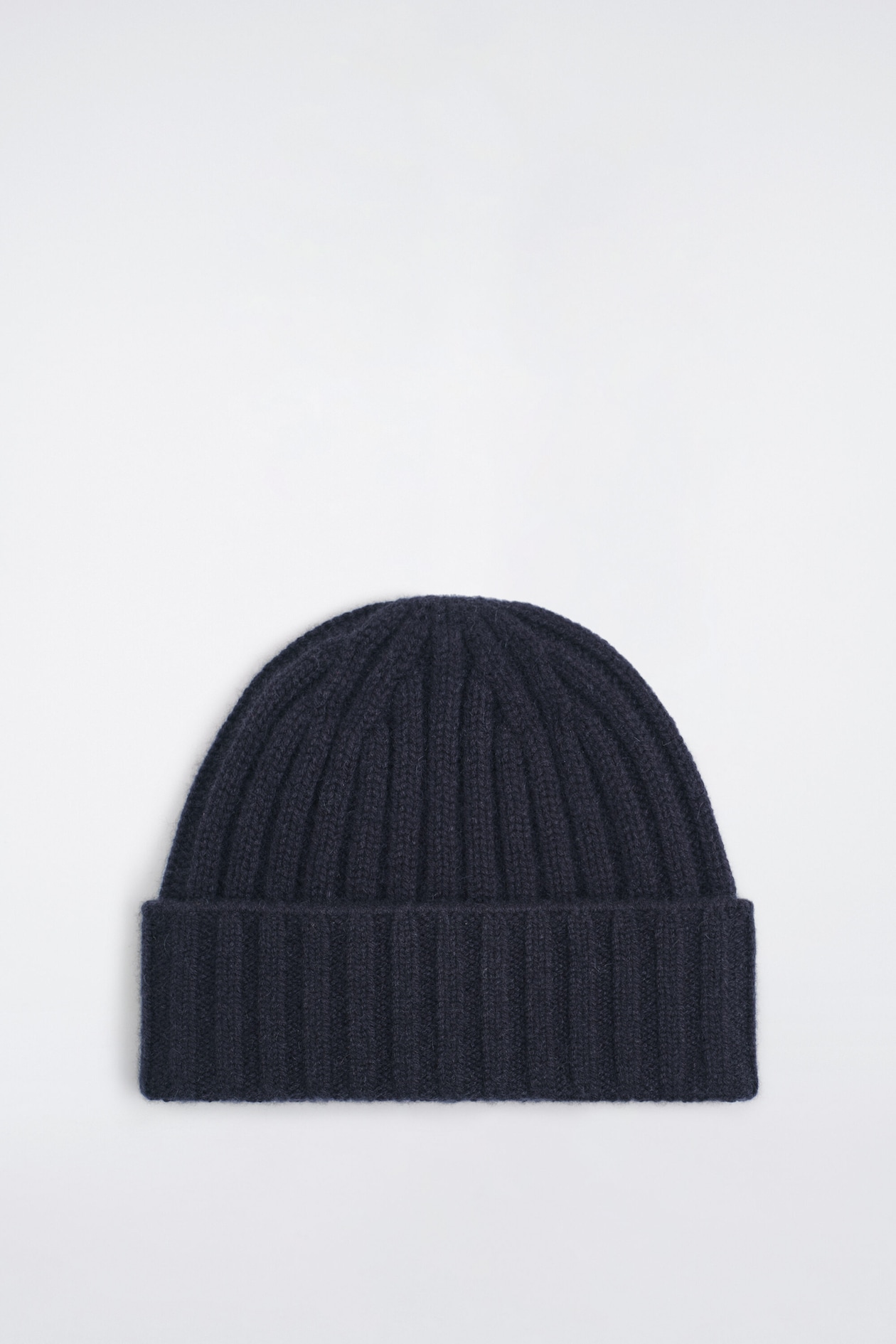 CHUNKY RIBBED CASHMERE BEANIE — NAVY