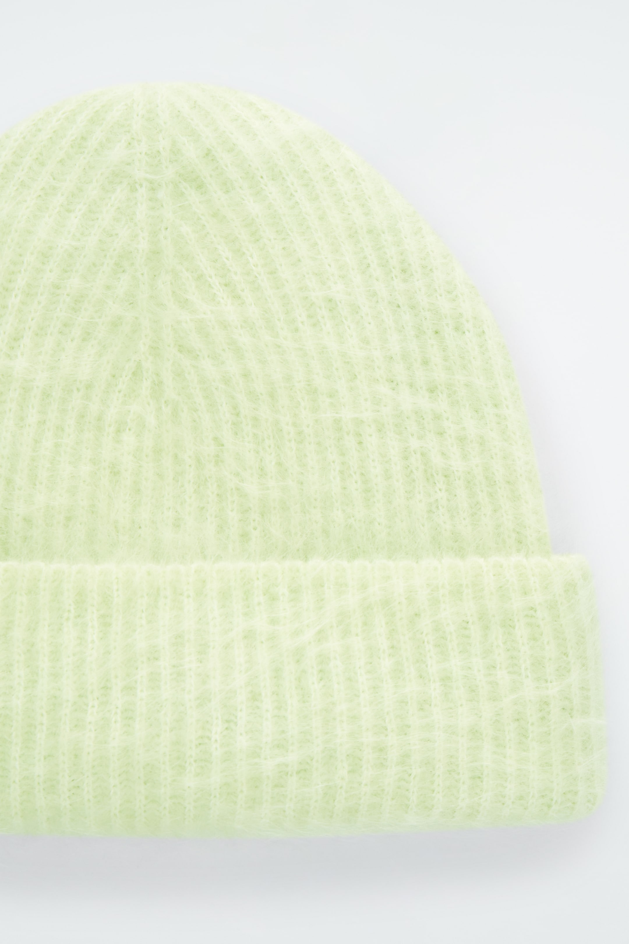 Ver imagen más grande: GORRO BEANIE EN CANALÉ DE MOHAIR - VERDE CLARO - MUJER | H&M ES 4