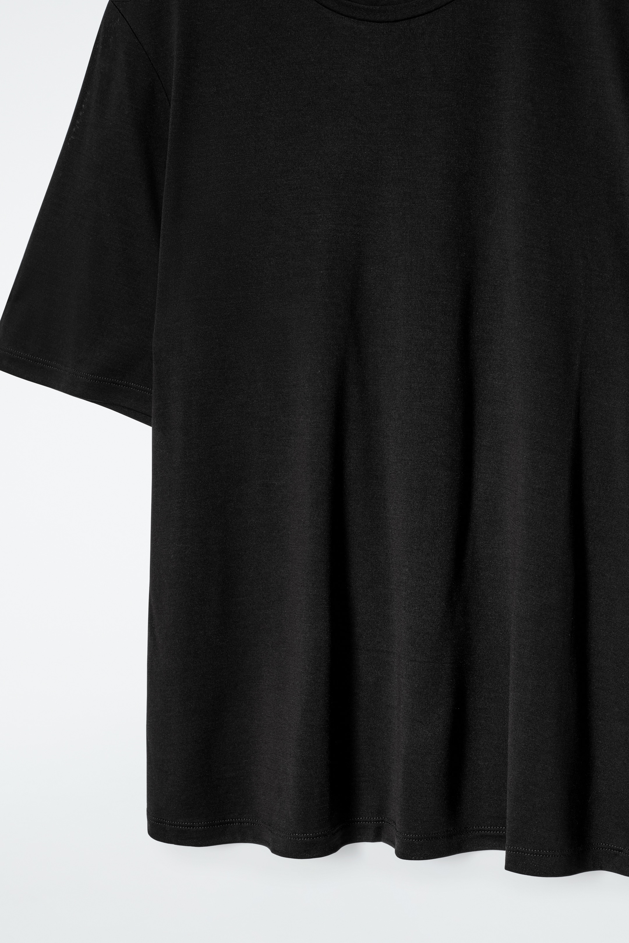 Visualizza immagine più grande: T-SHIRT IN SETA - NERO - DONNA | H&M IT 6