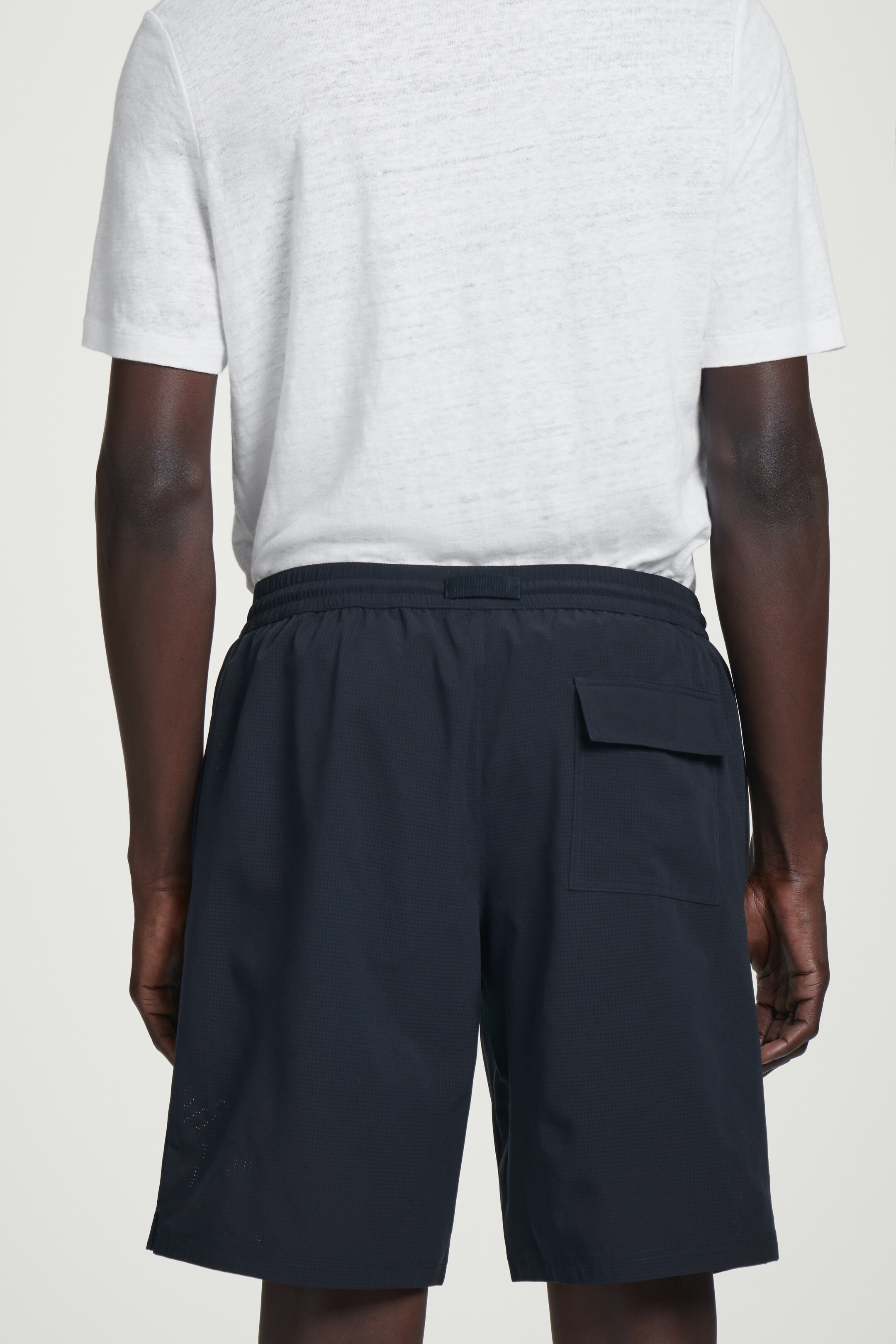 Ingrandisci l'immagine: PERFORATED SWIM BOARD SHORTS - NAVY - UOMO | H&M CH 4