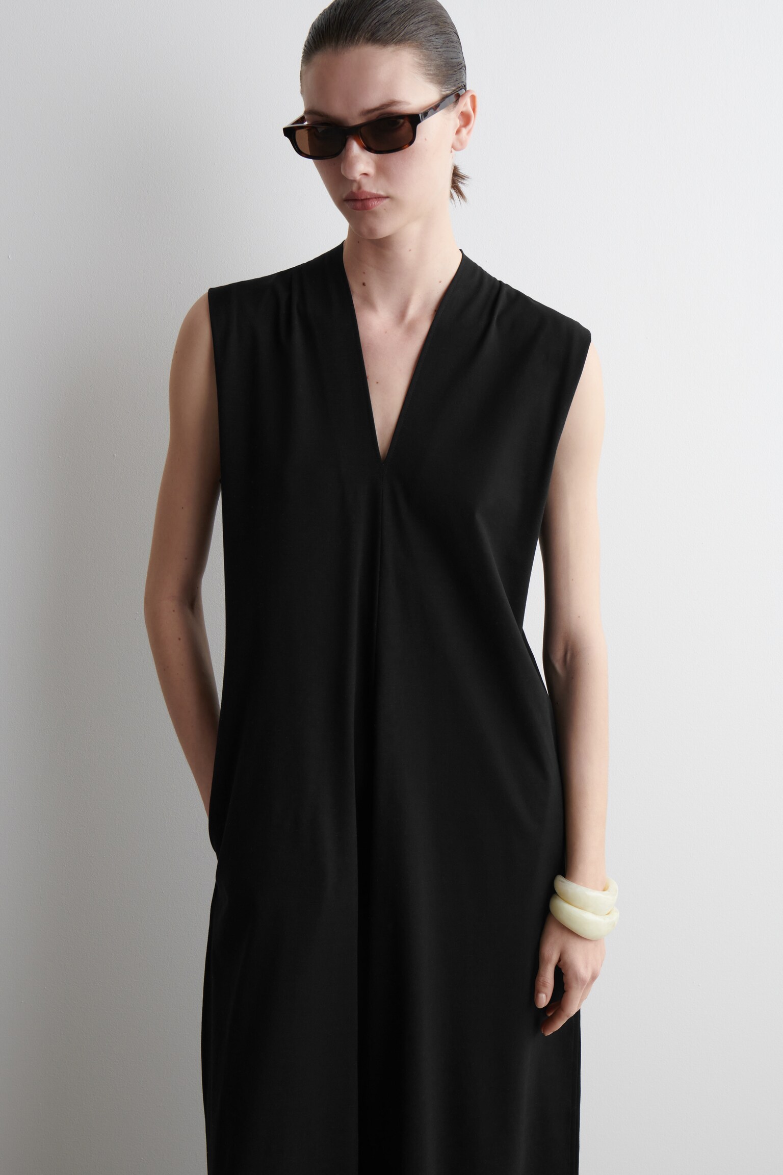MONO ELÁSTICO CON CUELLO DE PICO - NEGRO - 4