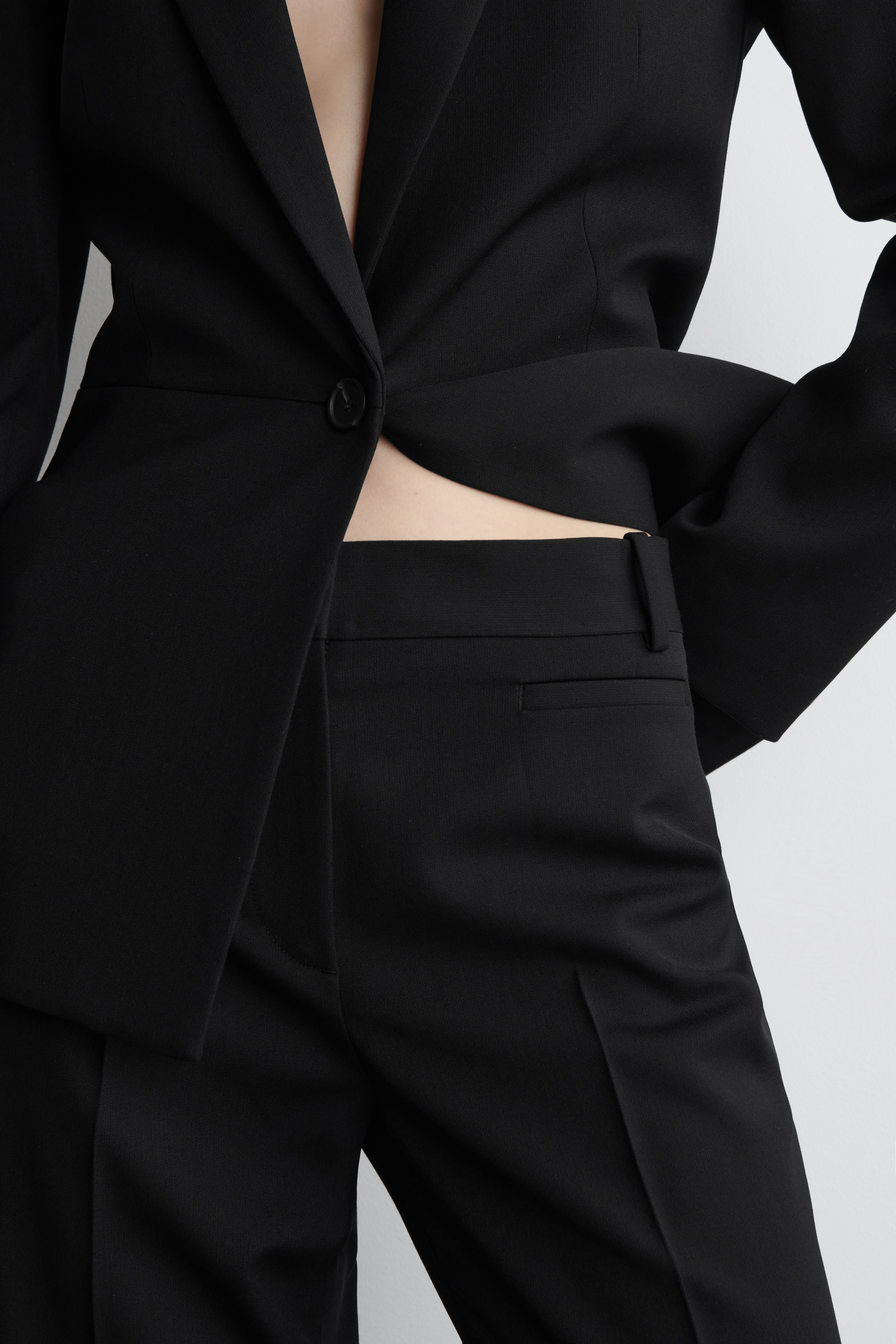Zobrazit větší obrázek: KALHOTY Z VLNY S ÚZKÝM STŘIHEM - ČERNÁ - ŽENY | H&M CZ 2