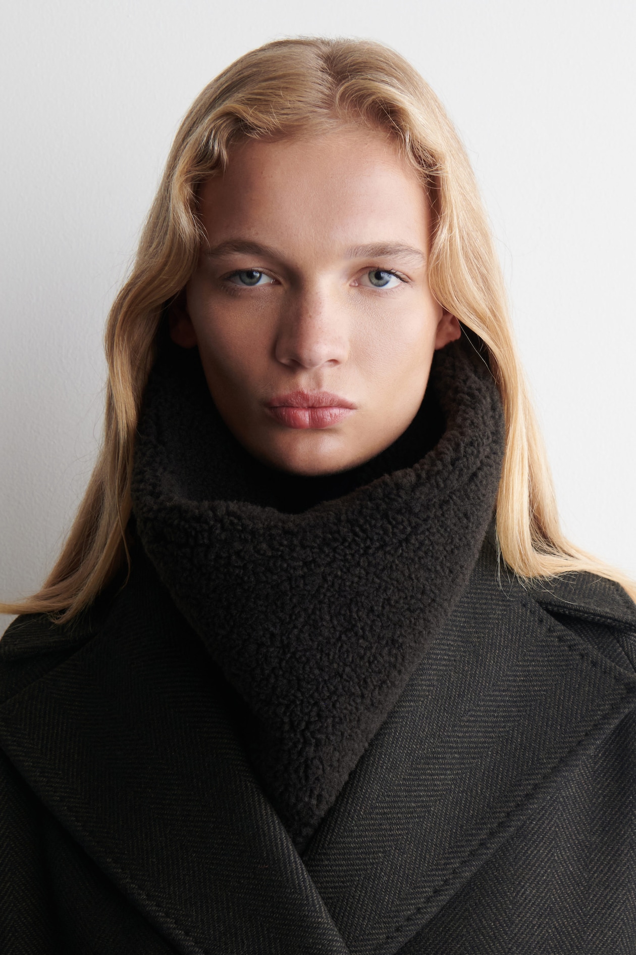 TEDDY SNOOD - DARK BROWN | COS GB