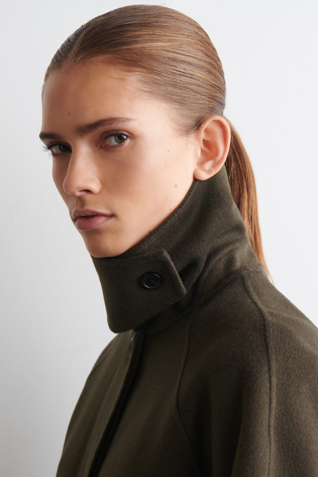 MOCK-NECK DOUBLE-FACED WOOL SHORT COAT — BROWN