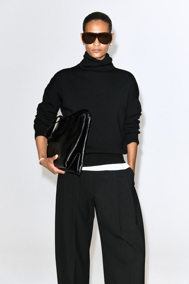 MAGLIA IN LANA MERINO A COLLO ALTO - NERO - 1
