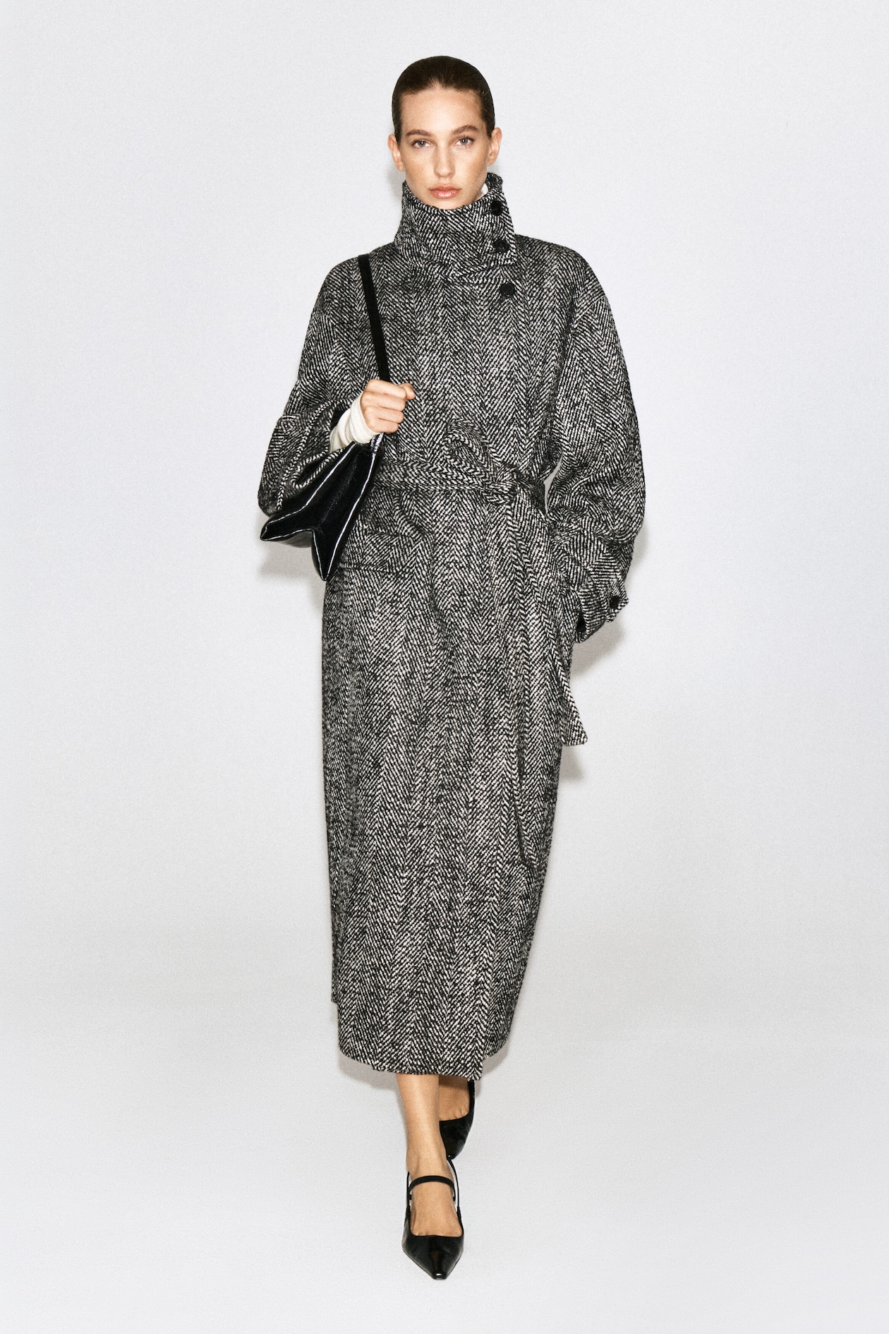 BELTED HERRINGBONE WOOL MOCK-NECK COAT — BLACK / HERRINGBONE