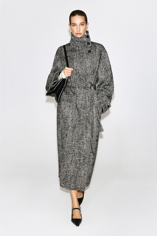 BELTED HERRINGBONE WOOL MOCK-NECK COAT — BLACK / HERRINGBONE