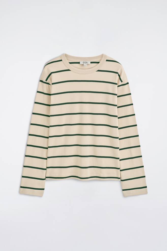 Una prenda de manga larga y cuello redondo, vista de frente, presenta un color beige con rayas horizontales de color verde oscuro. La prenda tiene un corte relajado, con hombros caÃ­dos, mangas largas y anchas, y bajo recto. - 1